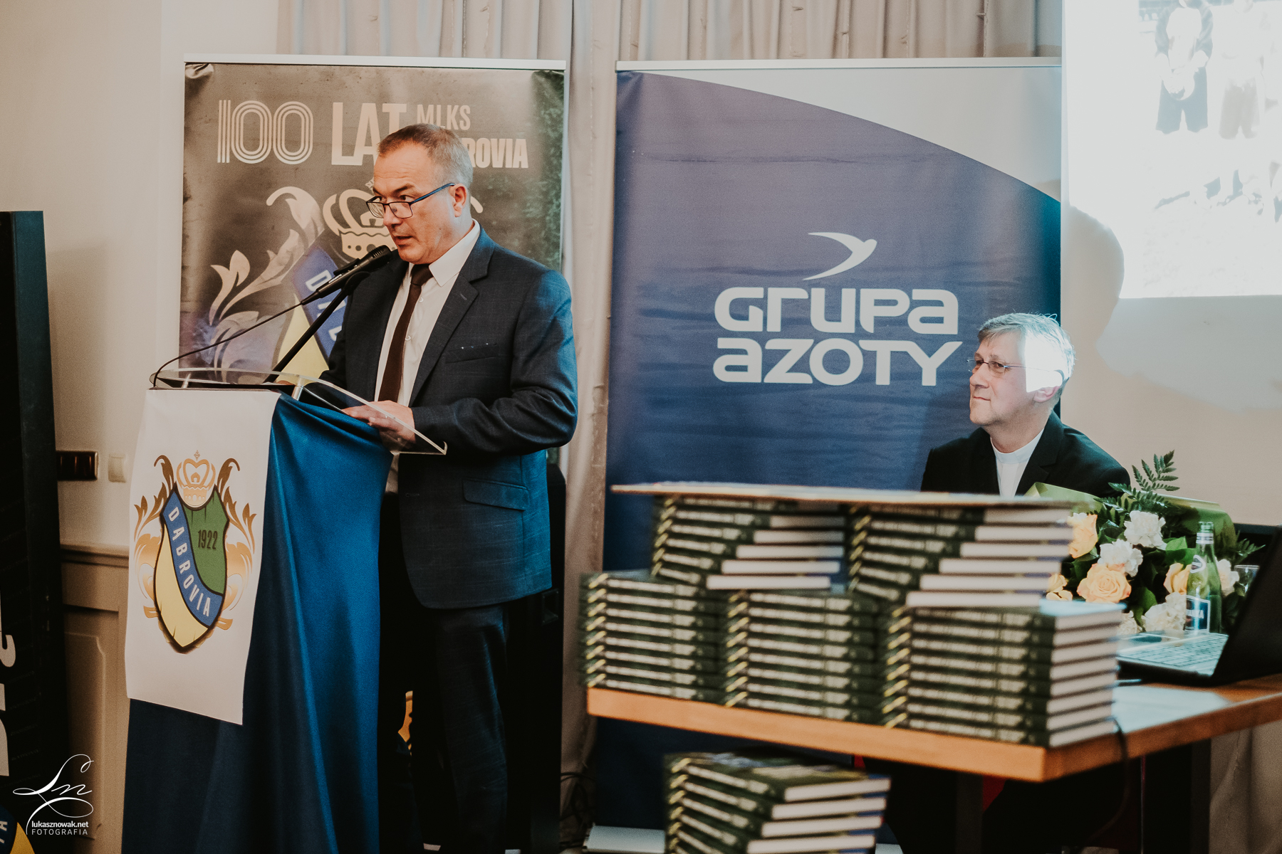 304 Promocja książki ,,Klub i ludzie w zwierciadle czasu. 100 lat Dąbrovii” autorstwa ks. dr hab. Roberta Biela