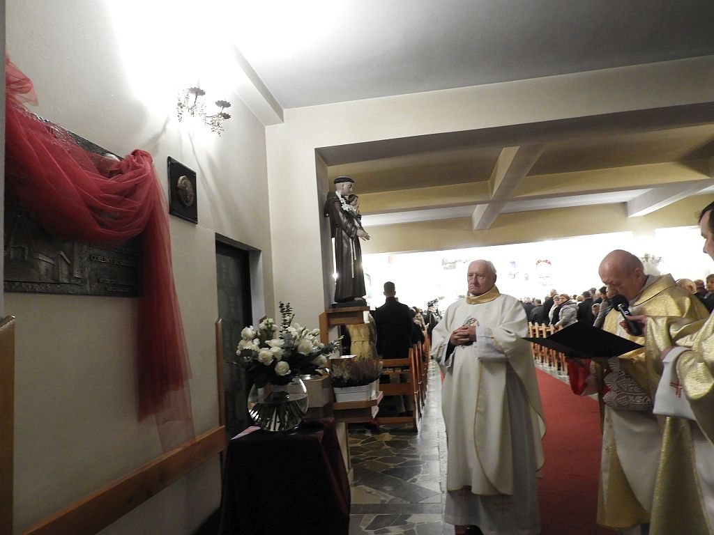 71 Poświęcenie tablicy ku czci ks. Władysława Jaróga