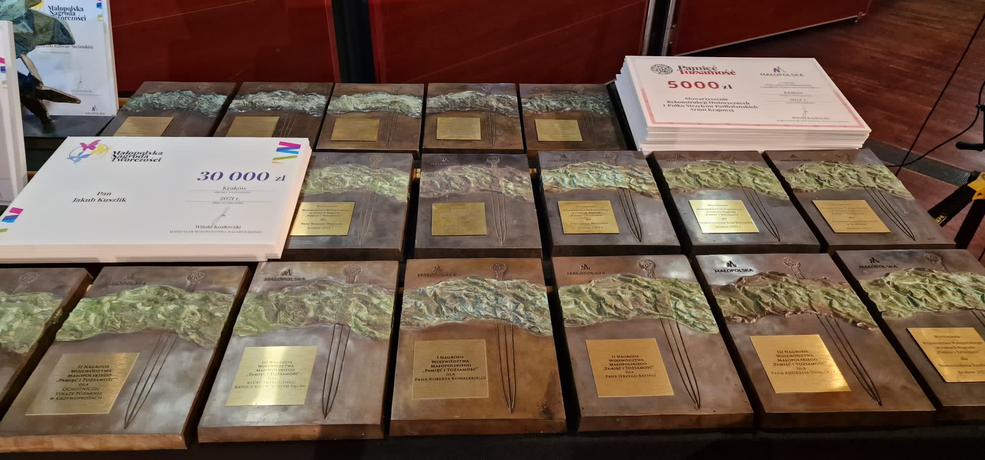 5e4dba22 086b 485a bda4 e04889d1be96 Nagroda ,,Pamięć i Tożsamość” trafiła do Stowarzyszenia Samorządów Powiatu Dąbrowskiego