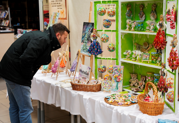 DSC7633edyt WYSTAWA „SZTUKA NIEPOWAŻNA” W MBP