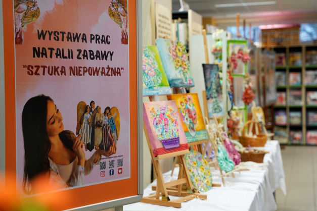 DSC7650edyt1 WYSTAWA „SZTUKA NIEPOWAŻNA” W MBP