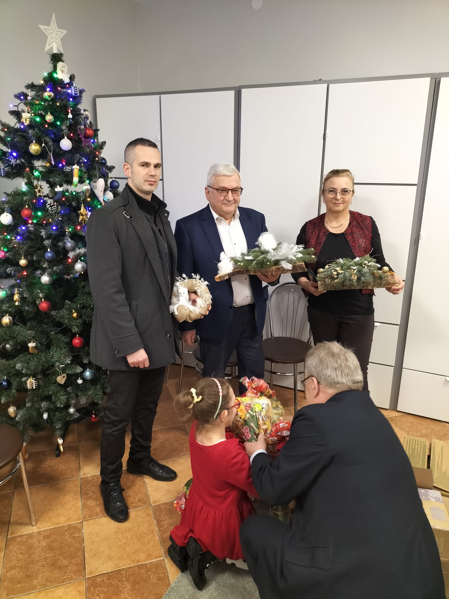 PHOTO 2022 12 06 15 18 58 Z Mikołajkową wizytą w Placówce Opiekuńczo Wychowawczej nr 1 i nr 2 w Dąbrowie Tarnowskiej
