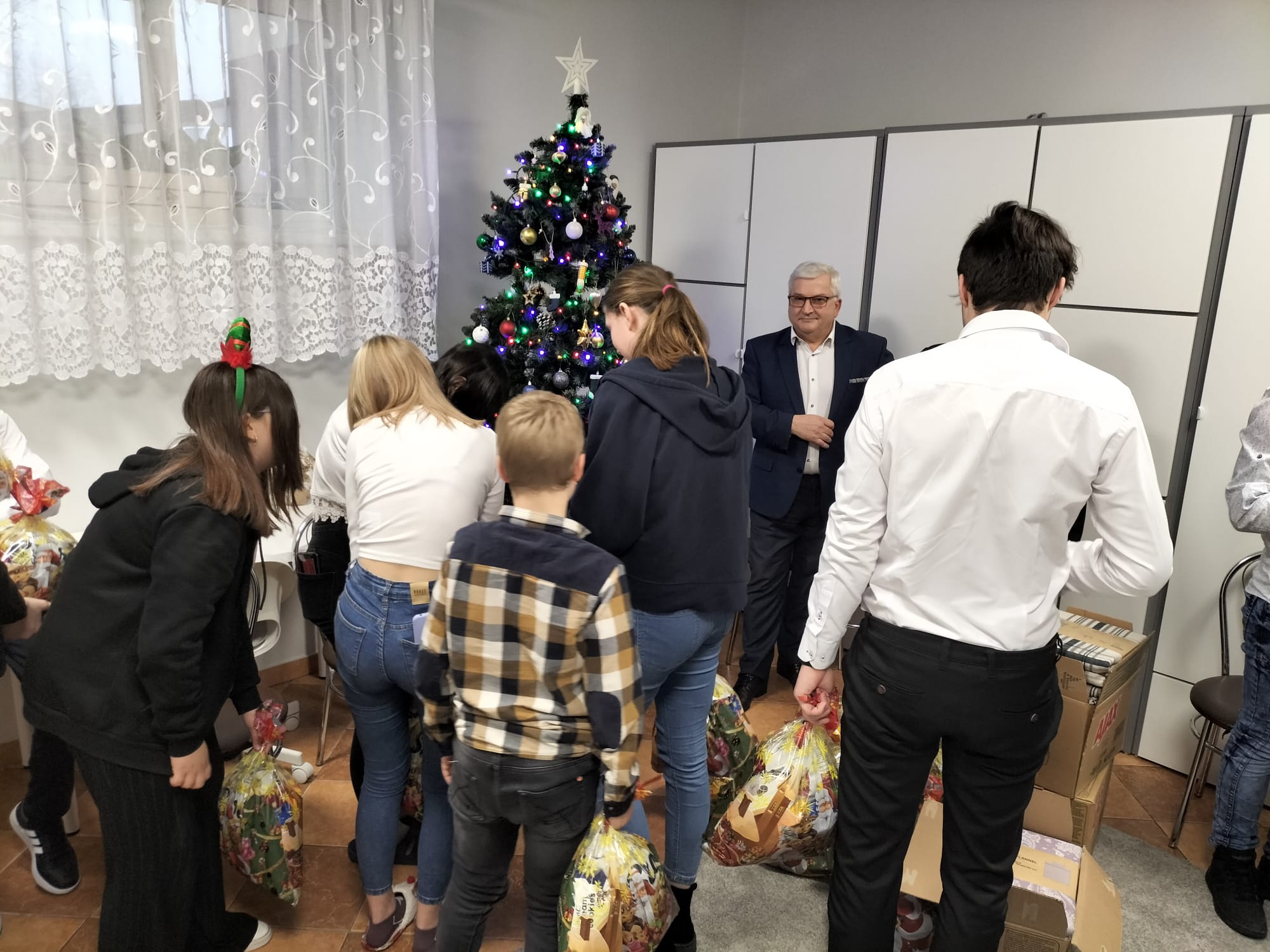 PHOTO 2022 12 06 15 20 17 Z Mikołajkową wizytą w Placówce Opiekuńczo Wychowawczej nr 1 i nr 2 w Dąbrowie Tarnowskiej