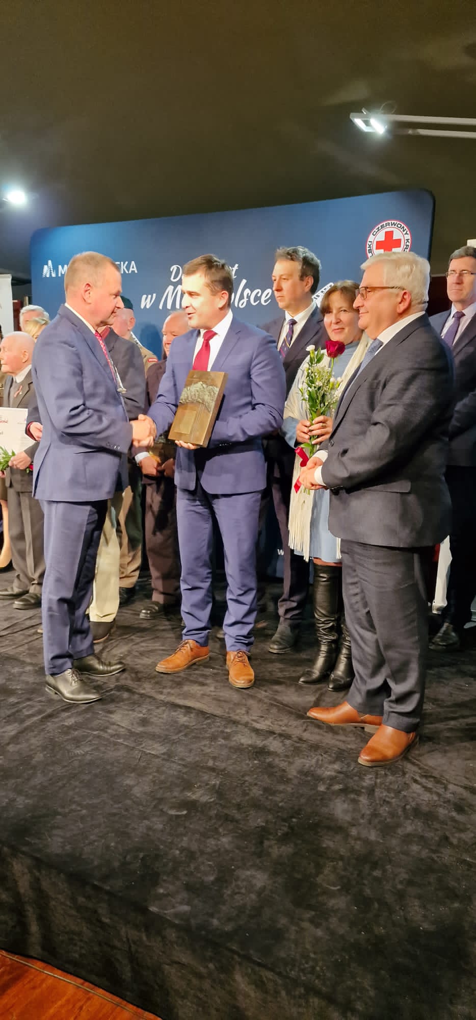 a753ca9a 3254 47ea 8b79 226a4cee9fb0 Nagroda ,,Pamięć i Tożsamość” trafiła do Stowarzyszenia Samorządów Powiatu Dąbrowskiego