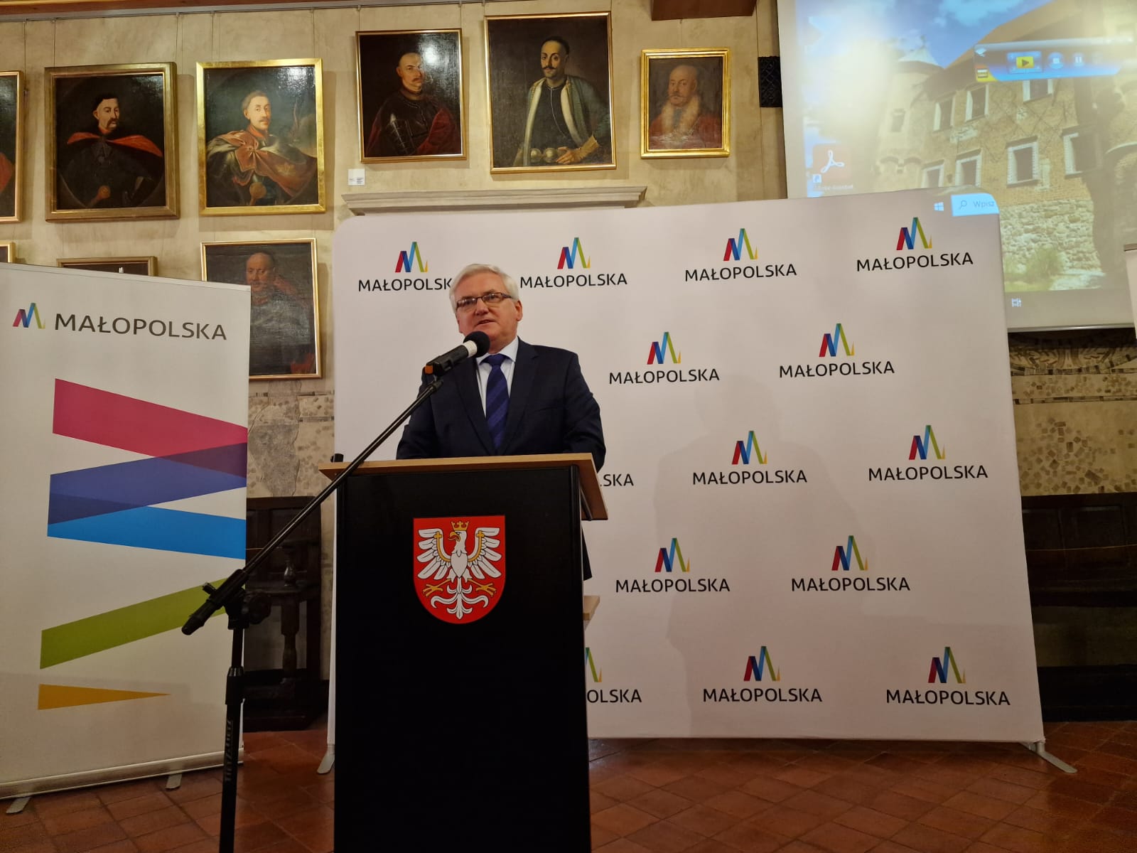 ee4354c1 5001 4452 8226 c558b7a9ec6b Promesy na rozwój szkół