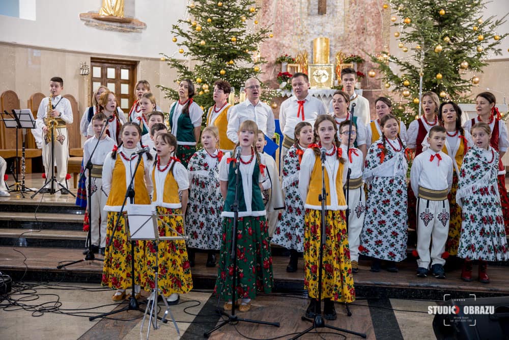 324445832 558999059226163 6448452446970033825 n Najpiękniejsze polskie kolędy i pastorałki zabrzmiały 15 stycznia w naszej parafialnej świątyni