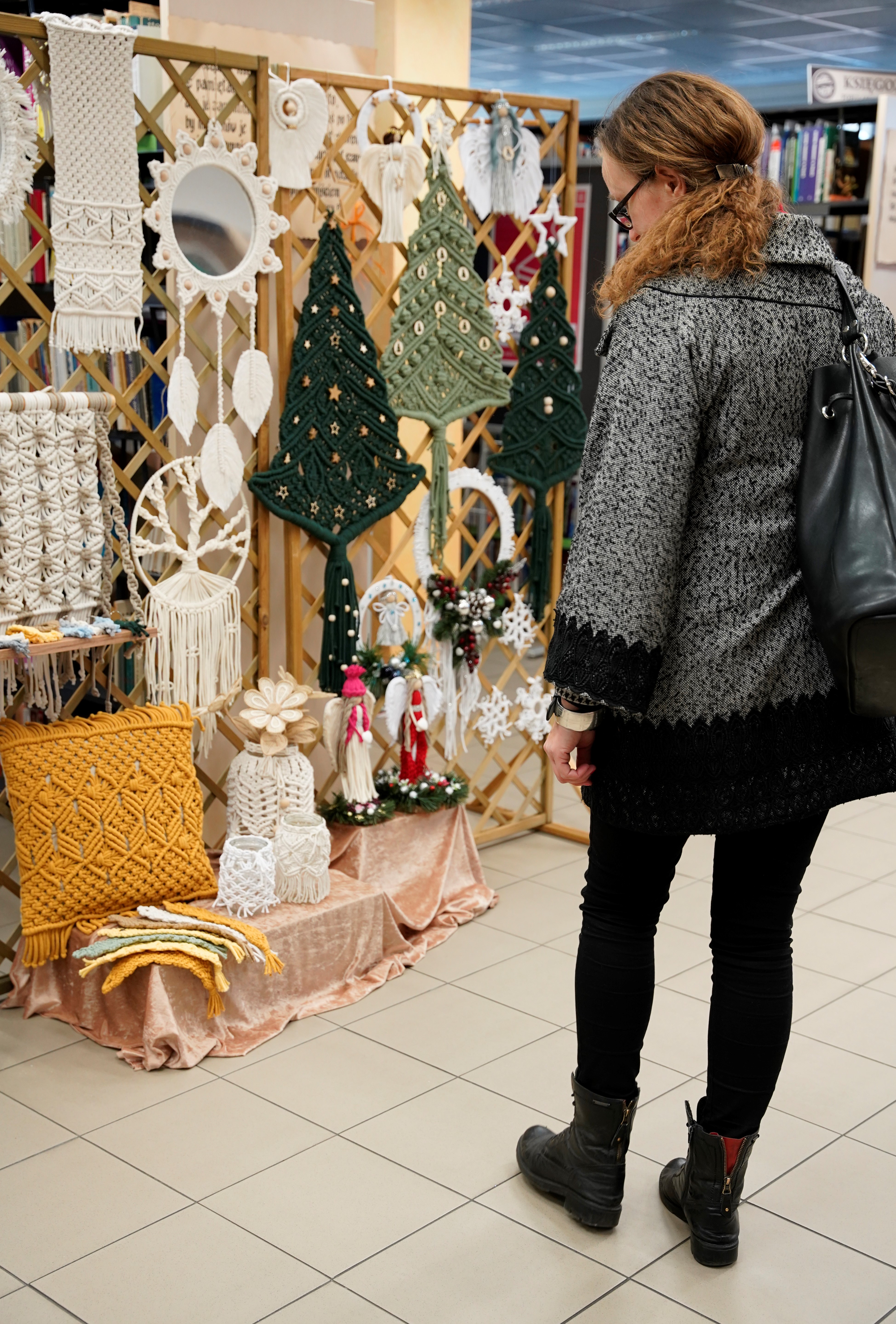 DSC8100 ZE SZNURKA WYCZAROWANE, WYSTAWA MARII BUJAK W MBP