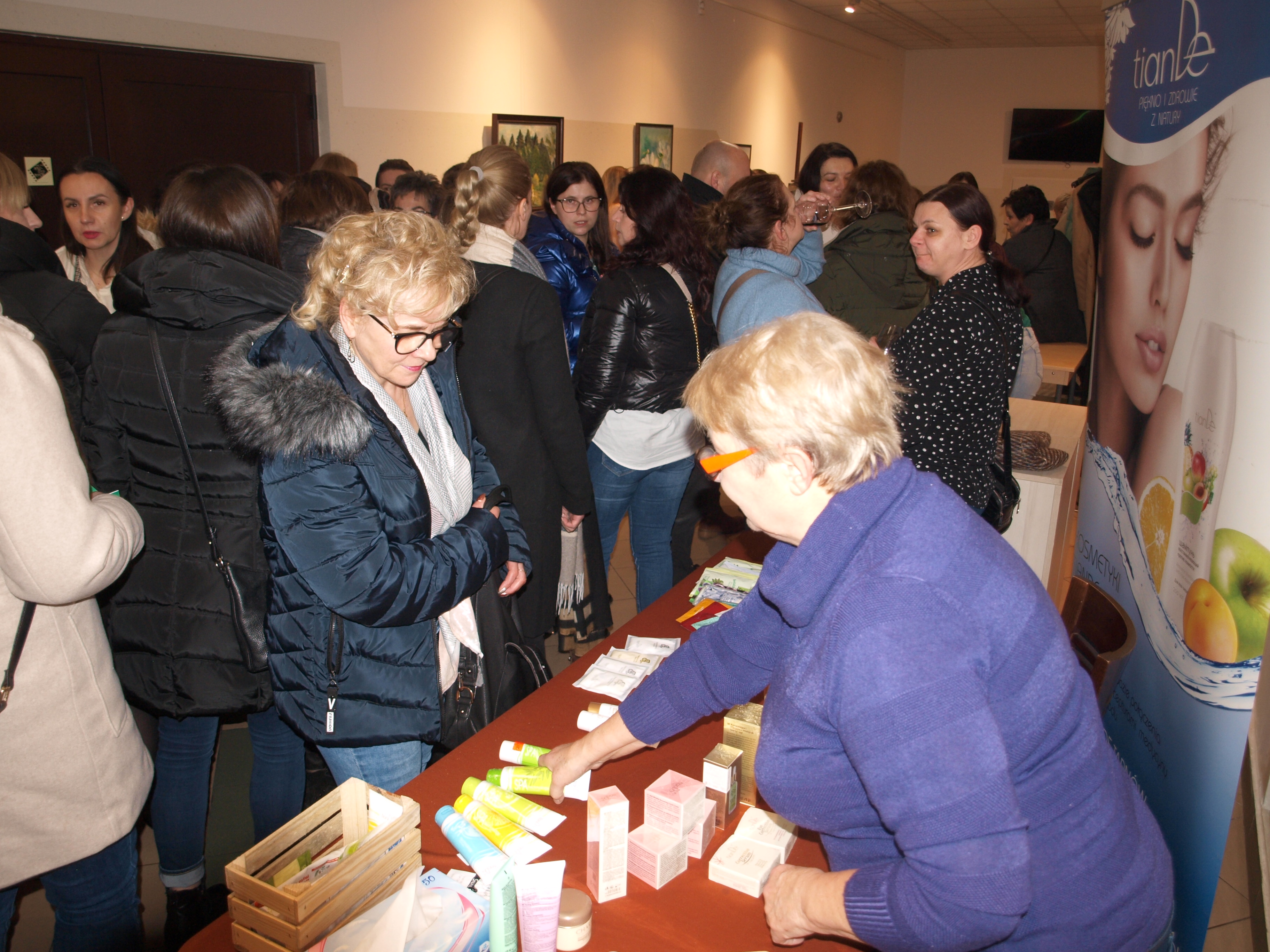 P1012960 KINO NA SZPILKACH NA POCZĄTEK ROKU Z PEŁNĄ WIDOWNIĄ