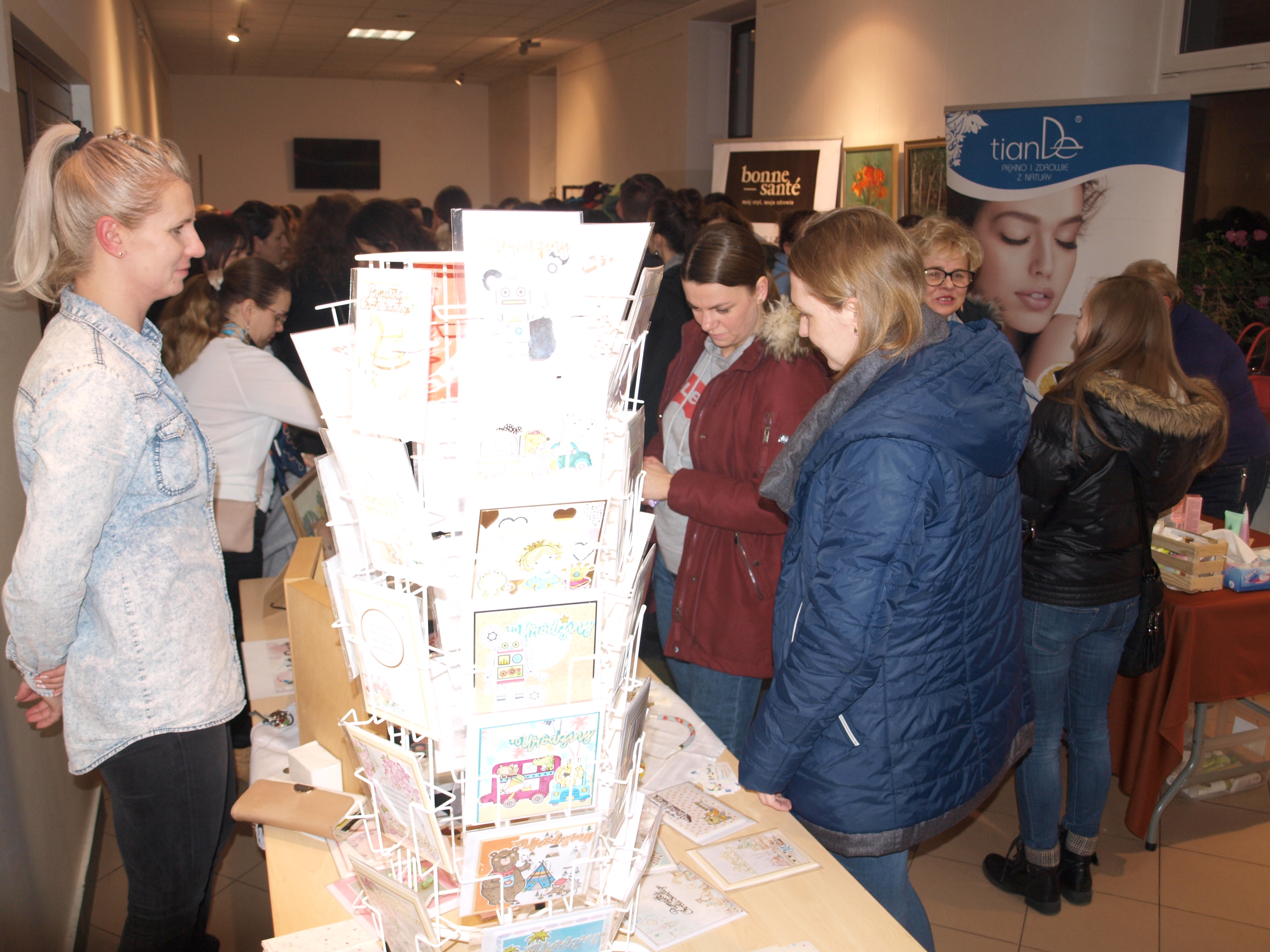 P1012964 KINO NA SZPILKACH NA POCZĄTEK ROKU Z PEŁNĄ WIDOWNIĄ