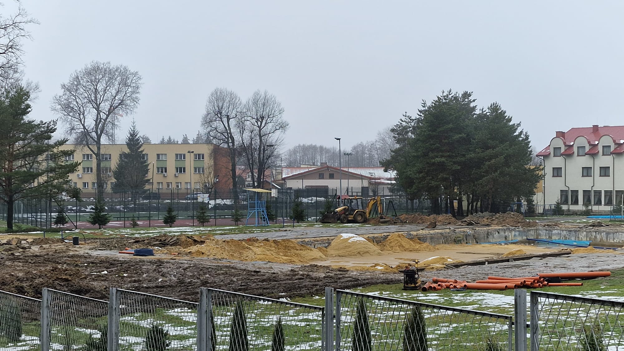 093519c1 60fb 4569 bff9 d6edaea6e5e3 Trwają prace związane z modernizacją basenów w Dąbrowie Tarnowskiej