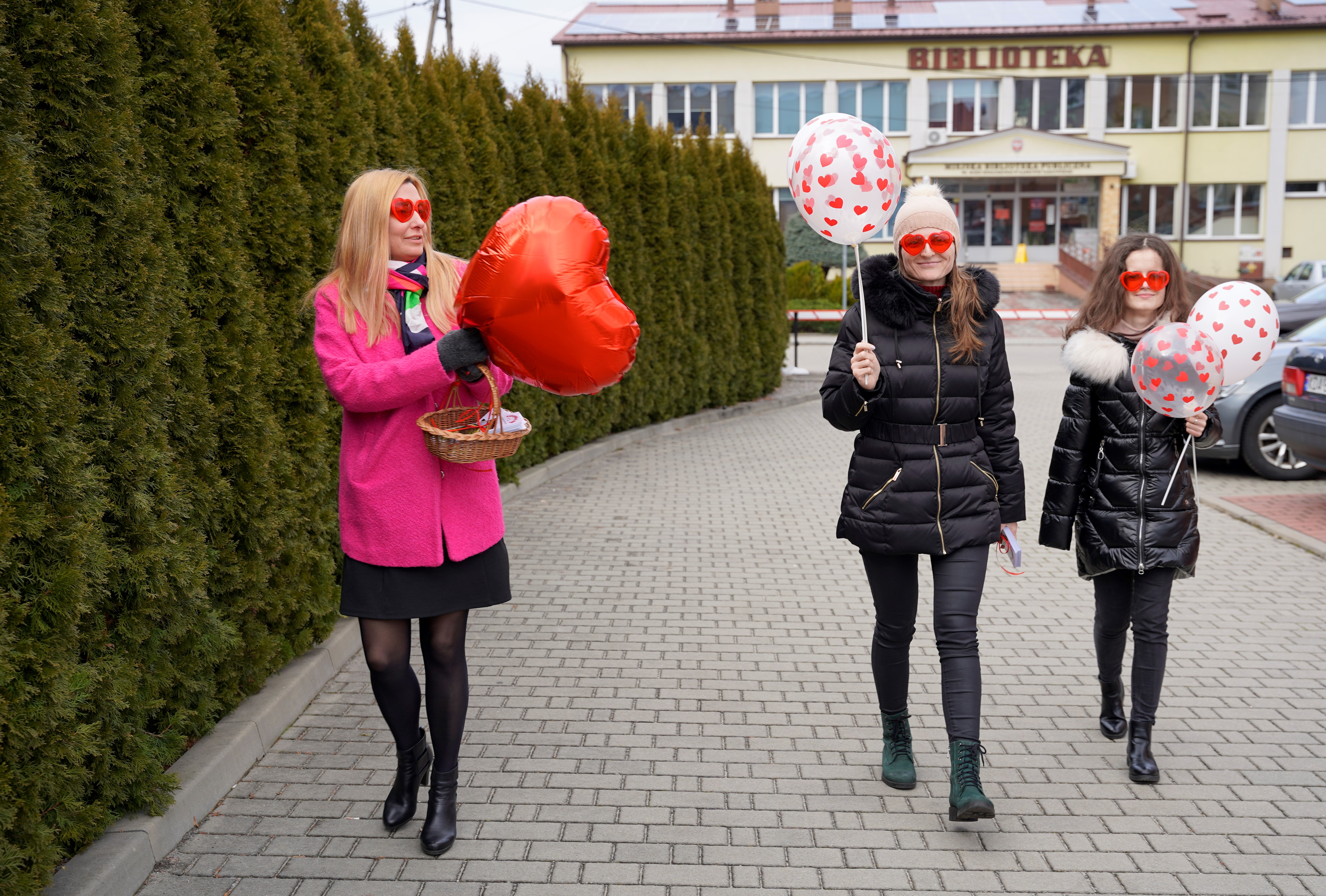 DSC9225 Z WALENTYNKĄ PRZEZ DĄBROWĘ   PROMOCJA BIBLIOTEKI