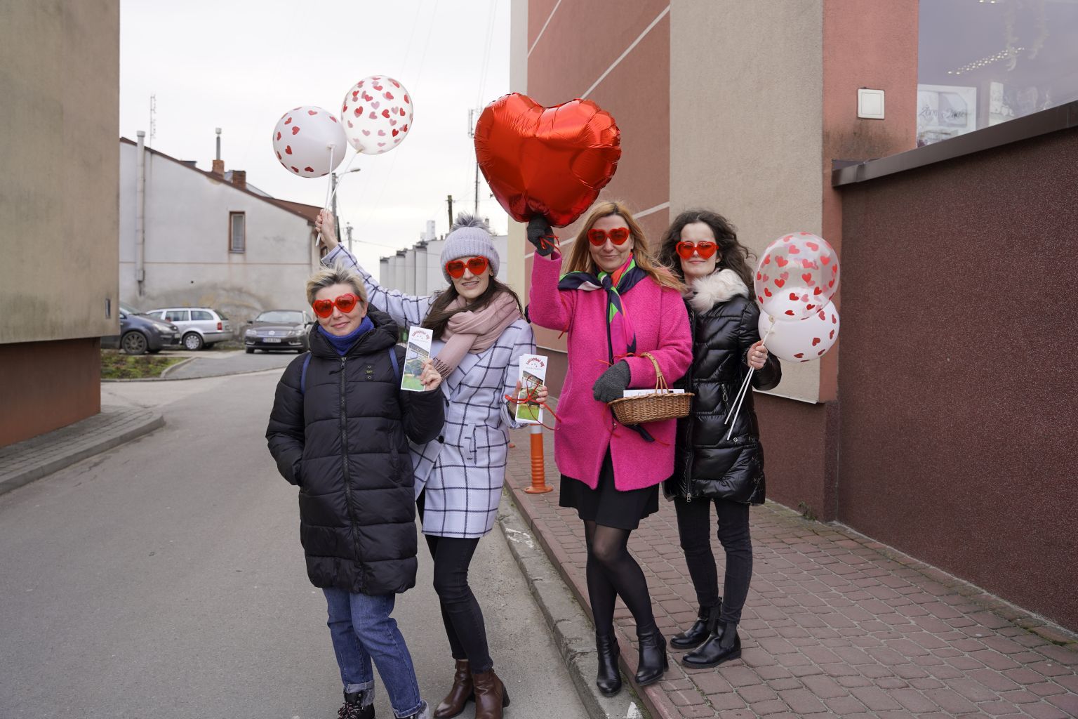 DSC9295 Z WALENTYNKĄ PRZEZ DĄBROWĘ   PROMOCJA BIBLIOTEKI