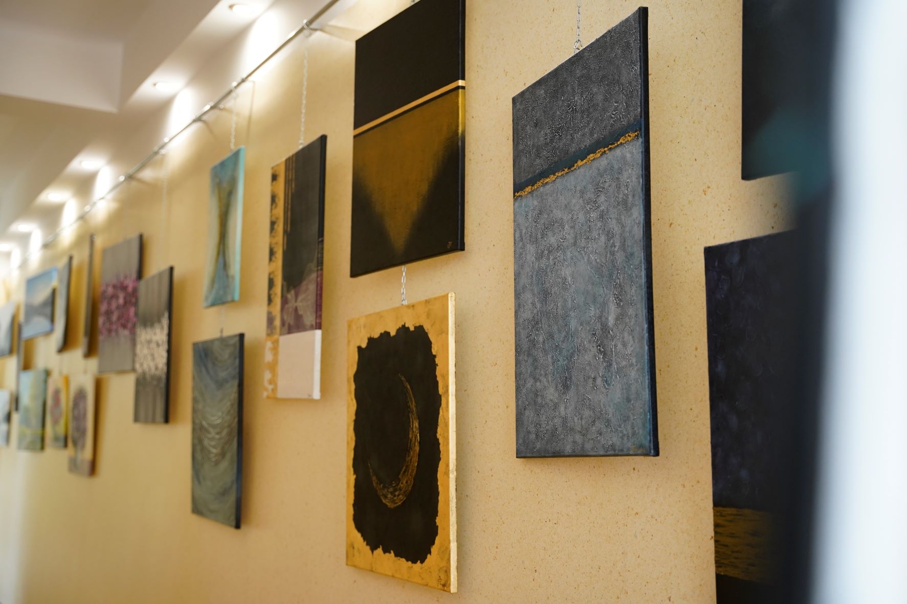 DSC0281 Wystawa prac Justyny Taraski pt. „Akrylowe Fantazje”