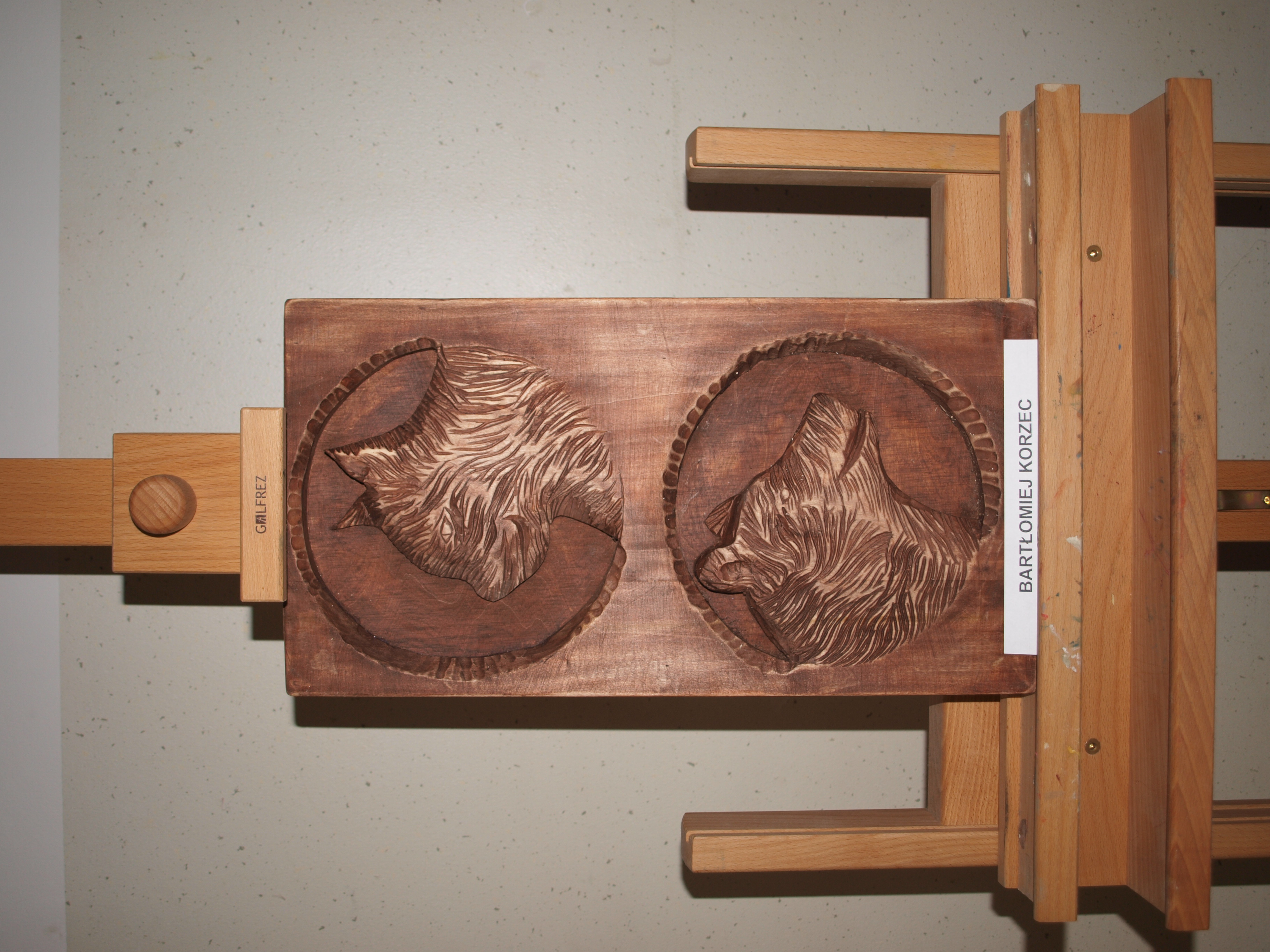 P1012984 SZESNASTKA ZDOLNYCH MŁODYCH RZEŹBIARZY WYSTAWIA SWOJE PRACE