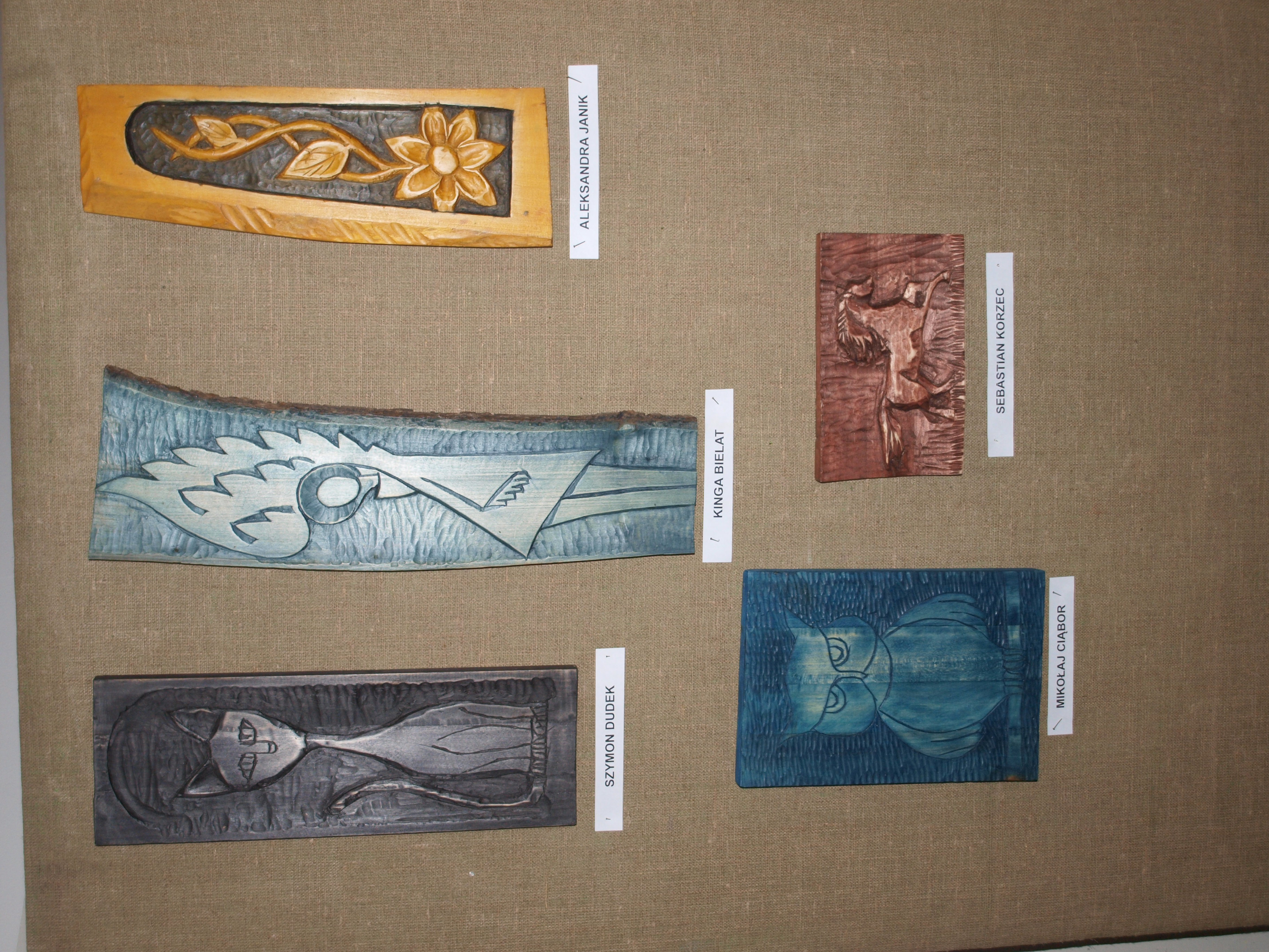 P1012989 SZESNASTKA ZDOLNYCH MŁODYCH RZEŹBIARZY WYSTAWIA SWOJE PRACE