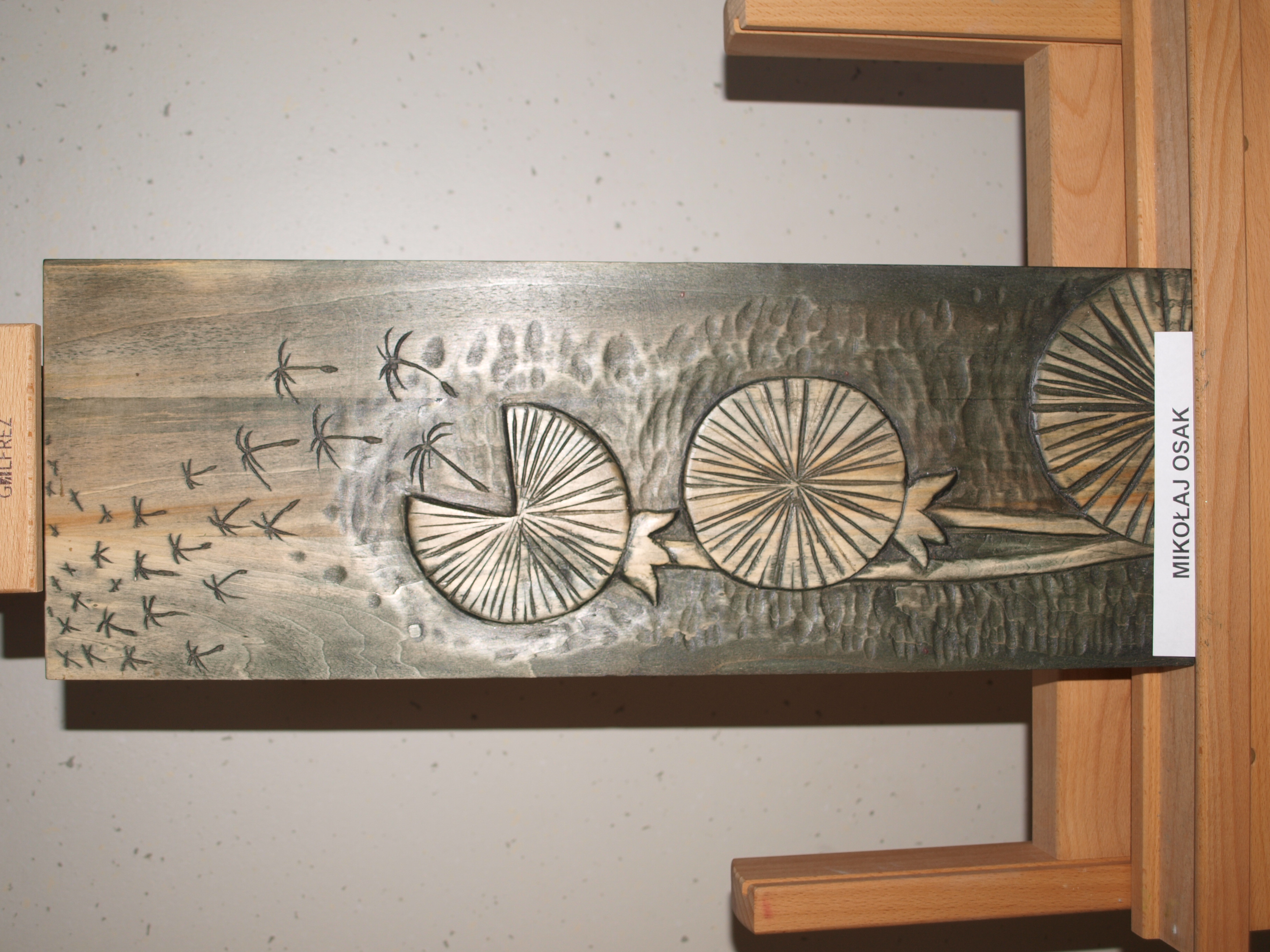 P1012994 SZESNASTKA ZDOLNYCH MŁODYCH RZEŹBIARZY WYSTAWIA SWOJE PRACE