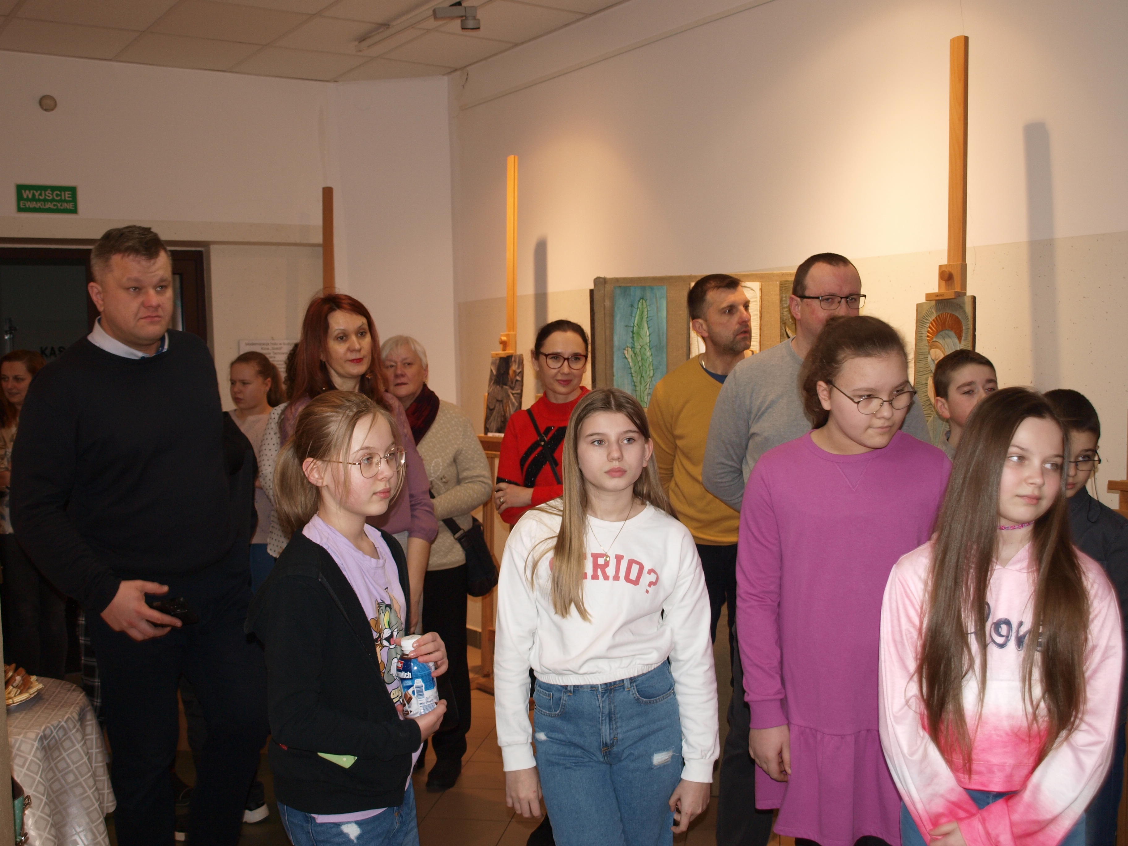 P1013002 SZESNASTKA ZDOLNYCH MŁODYCH RZEŹBIARZY WYSTAWIA SWOJE PRACE