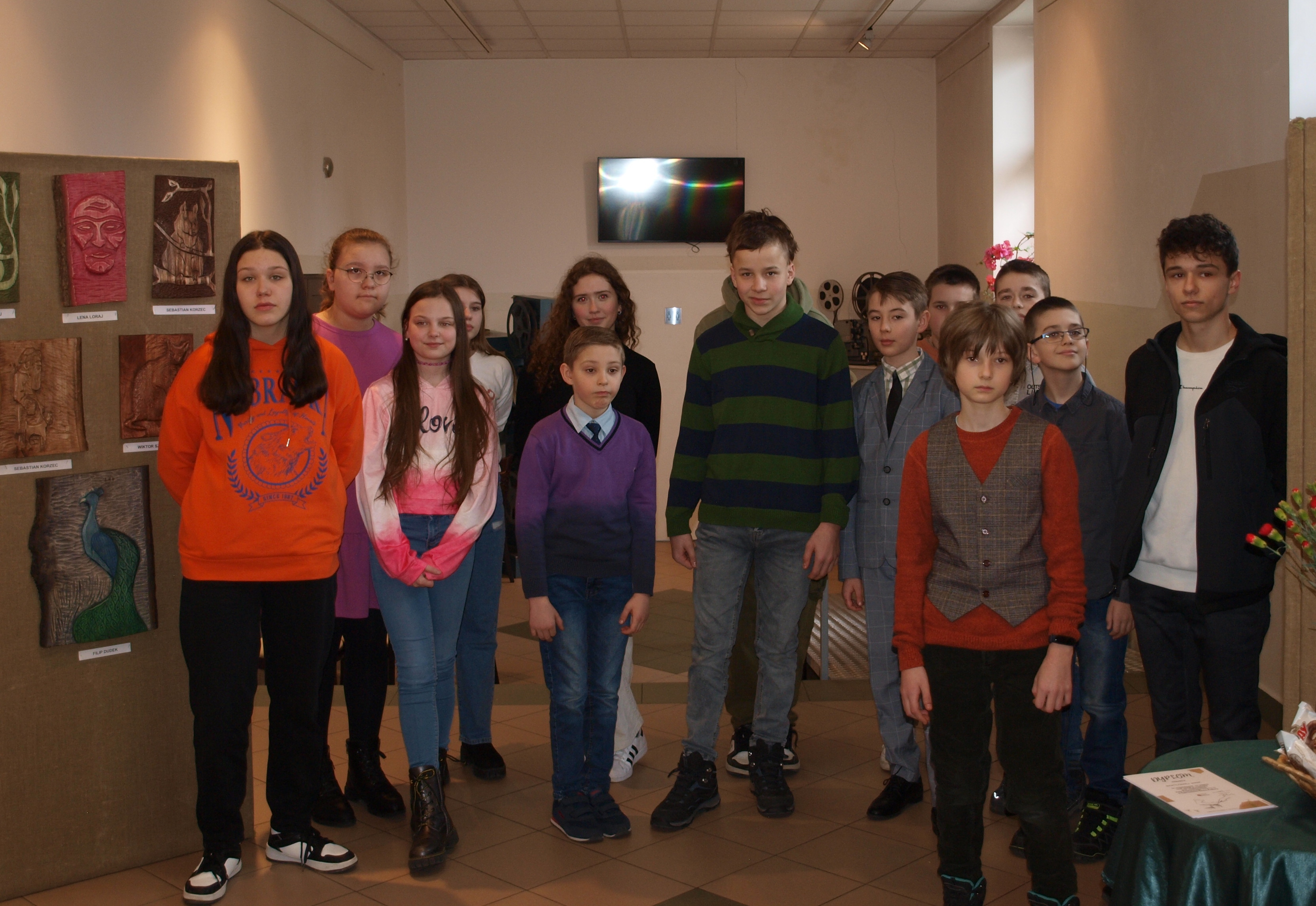 P1013003 SZESNASTKA ZDOLNYCH MŁODYCH RZEŹBIARZY WYSTAWIA SWOJE PRACE