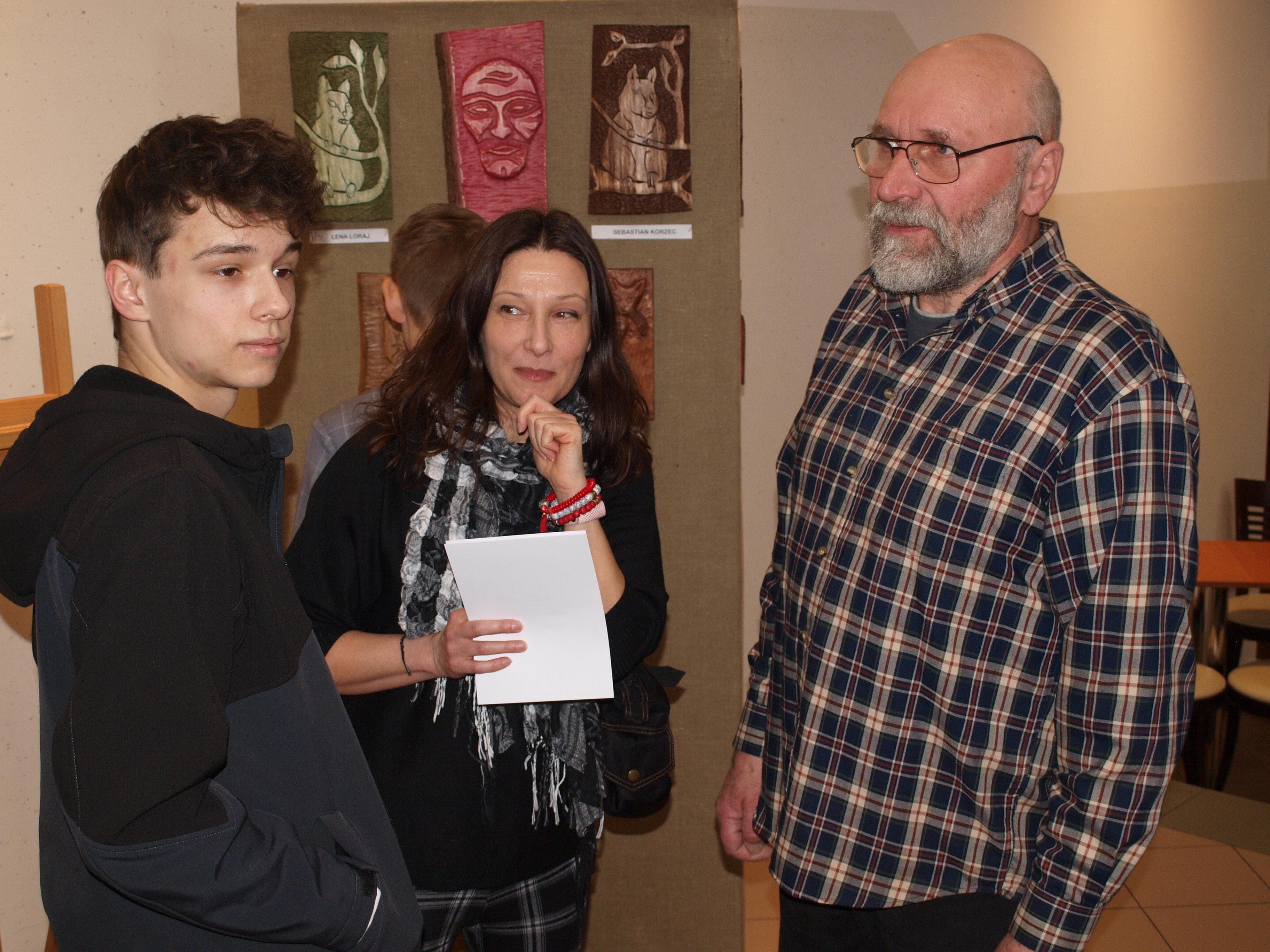 P1013014 SZESNASTKA ZDOLNYCH MŁODYCH RZEŹBIARZY WYSTAWIA SWOJE PRACE