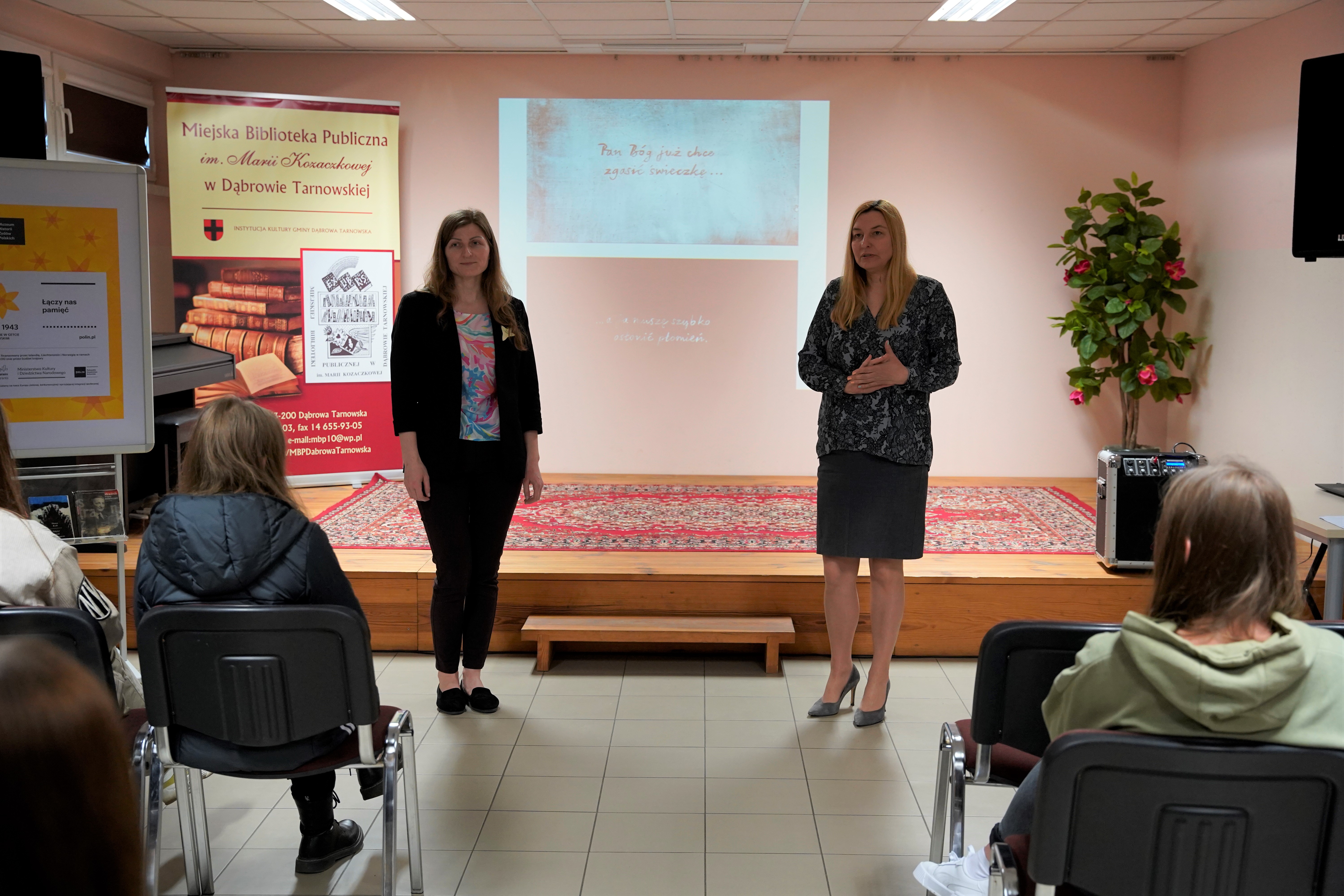 DSC0005 AKCJA SPOŁECZNO EDUKACYJNA ŻONKILE W MIEJSKIEJ BIBLIOTECE PUBLICZNEJ IM. MARII KOZACZKOWEJ W DĄBROWIE TARNOWSKIEJ