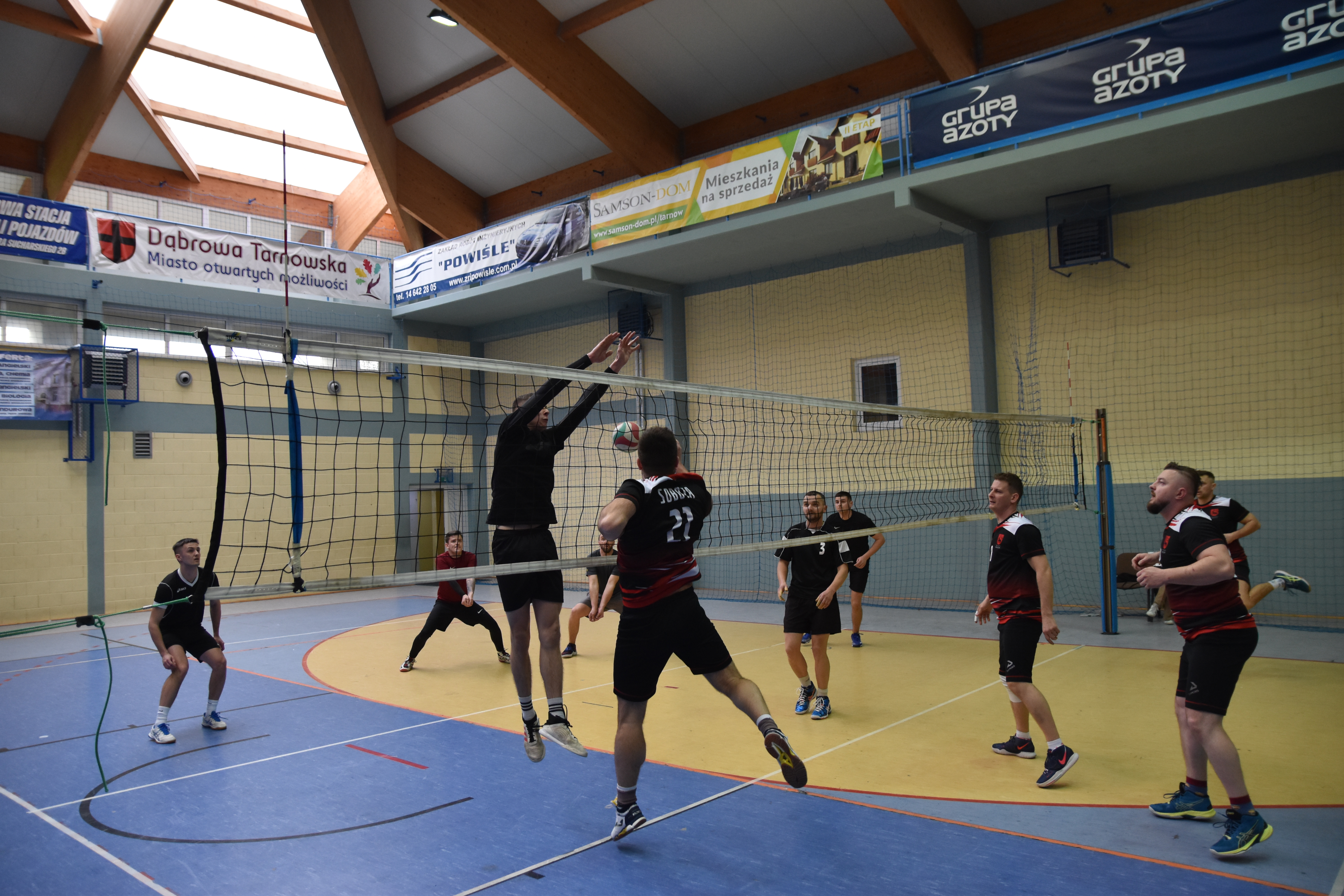 DSC 0801 RADŁÓW ZWYCIĘZCĄ WIELKANOCNEGO TURNIEJU SIATKÓWKI O PUCHAR BURMISTRZA DĄBROWY TARNOWSKIEJ