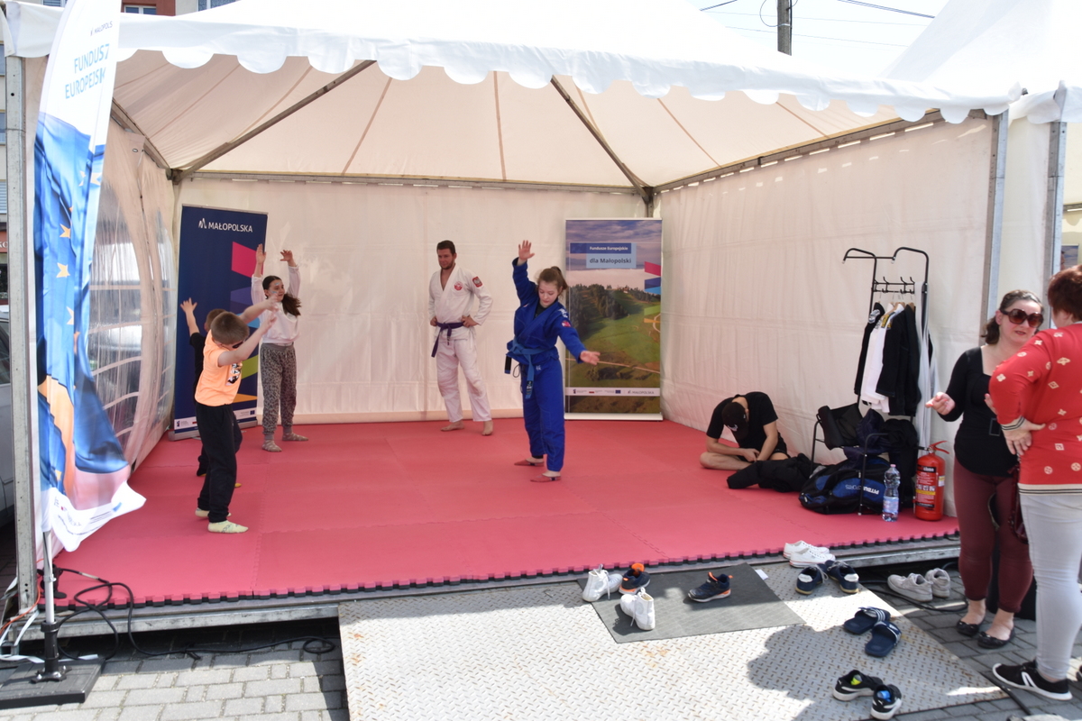 60 DSC 0577 Dąbrowa Tarnowska w minioną sobotę była kolejnym przystankiem na trasie plenerowych ,,Rozgrzewek z Funduszami Europejskimi”