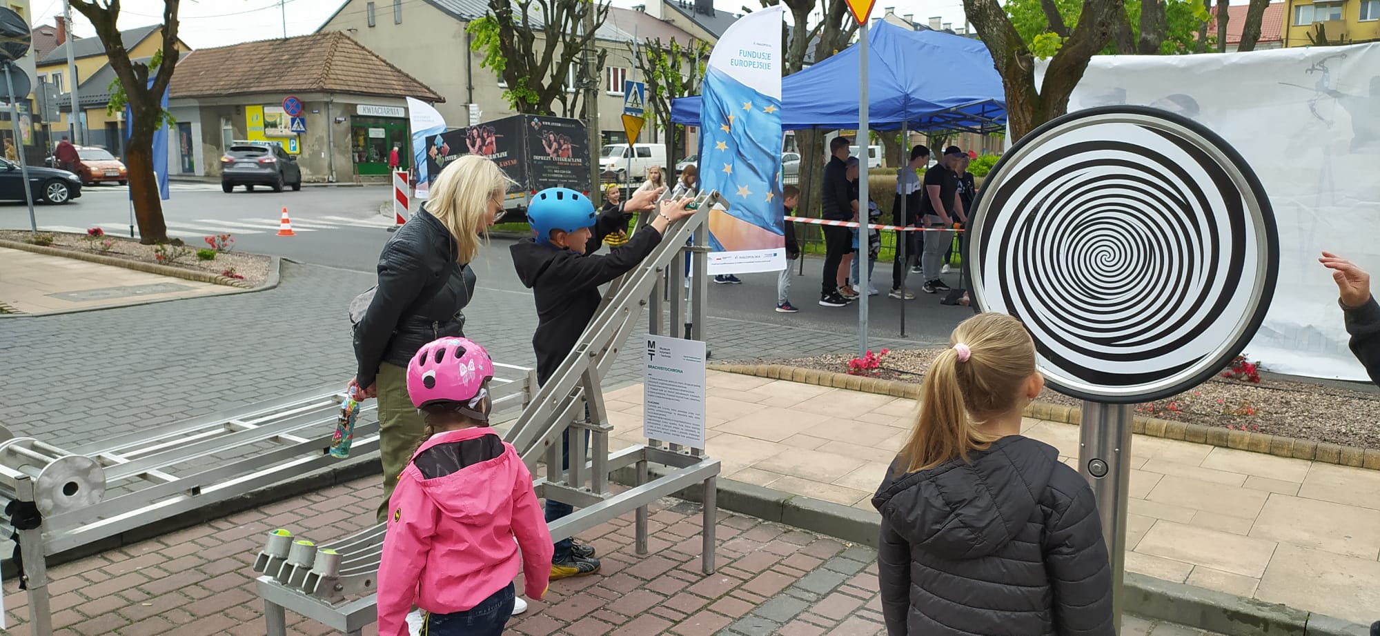 67d2a3c9 a254 4403 9a49 1a26dae5b780 Dąbrowa Tarnowska w minioną sobotę była kolejnym przystankiem na trasie plenerowych ,,Rozgrzewek z Funduszami Europejskimi”