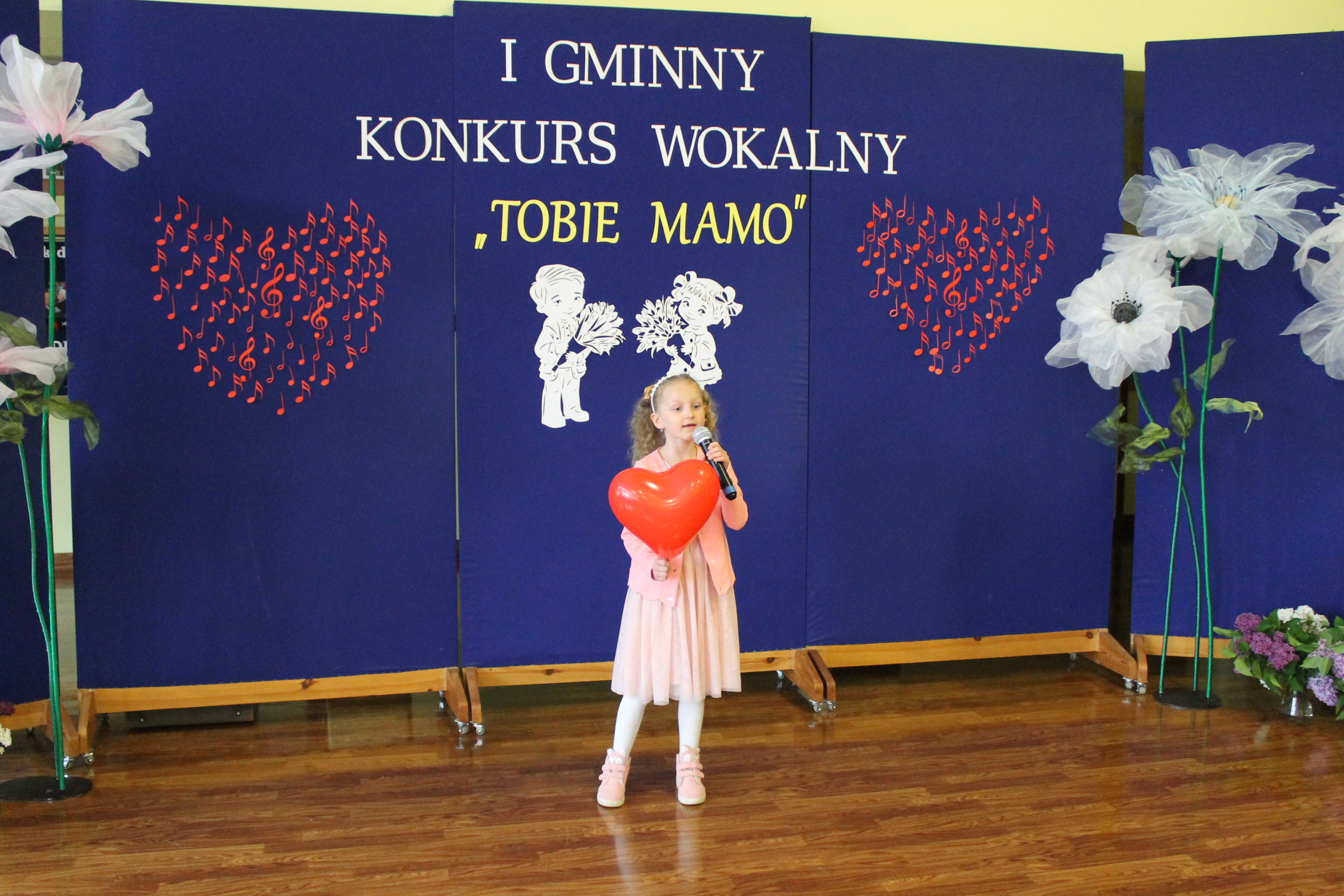 IMG 6955 Niezwykły prezent z okazji  Dnia Mamy   I Gminny Konkurs Wokalny „Tobie Mamo”