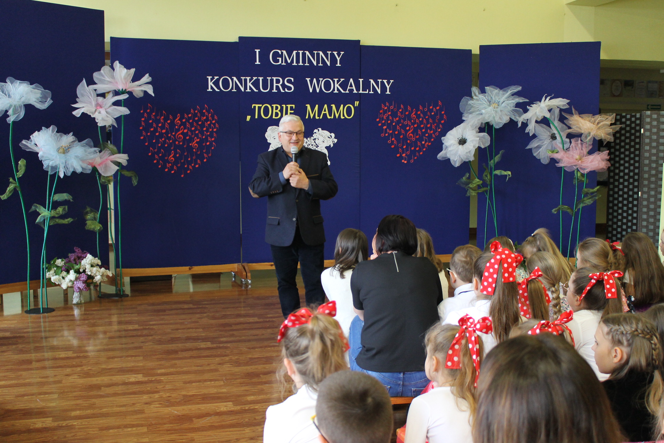 IMG 6997 Niezwykły prezent z okazji  Dnia Mamy   I Gminny Konkurs Wokalny „Tobie Mamo”