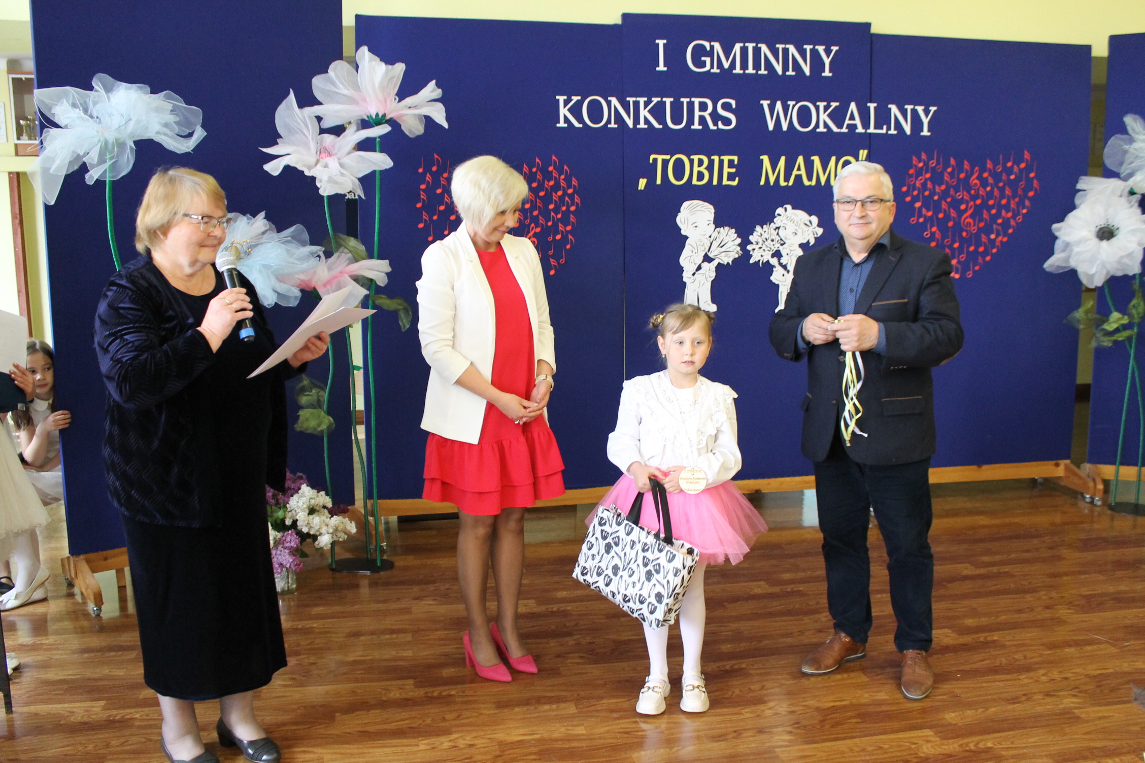 IMG 7004 Niezwykły prezent z okazji  Dnia Mamy   I Gminny Konkurs Wokalny „Tobie Mamo”