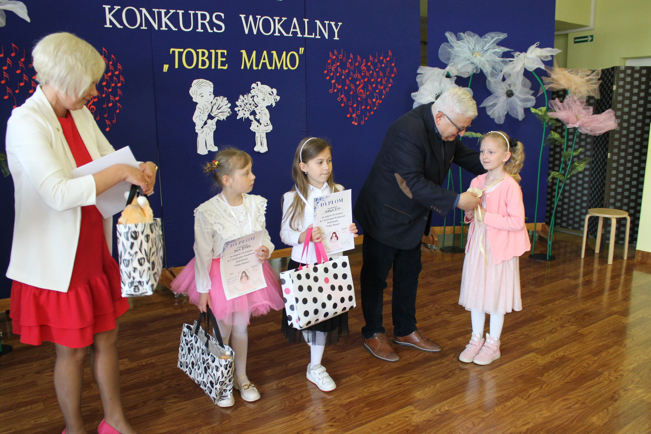 IMG 7009 Niezwykły prezent z okazji  Dnia Mamy   I Gminny Konkurs Wokalny „Tobie Mamo”