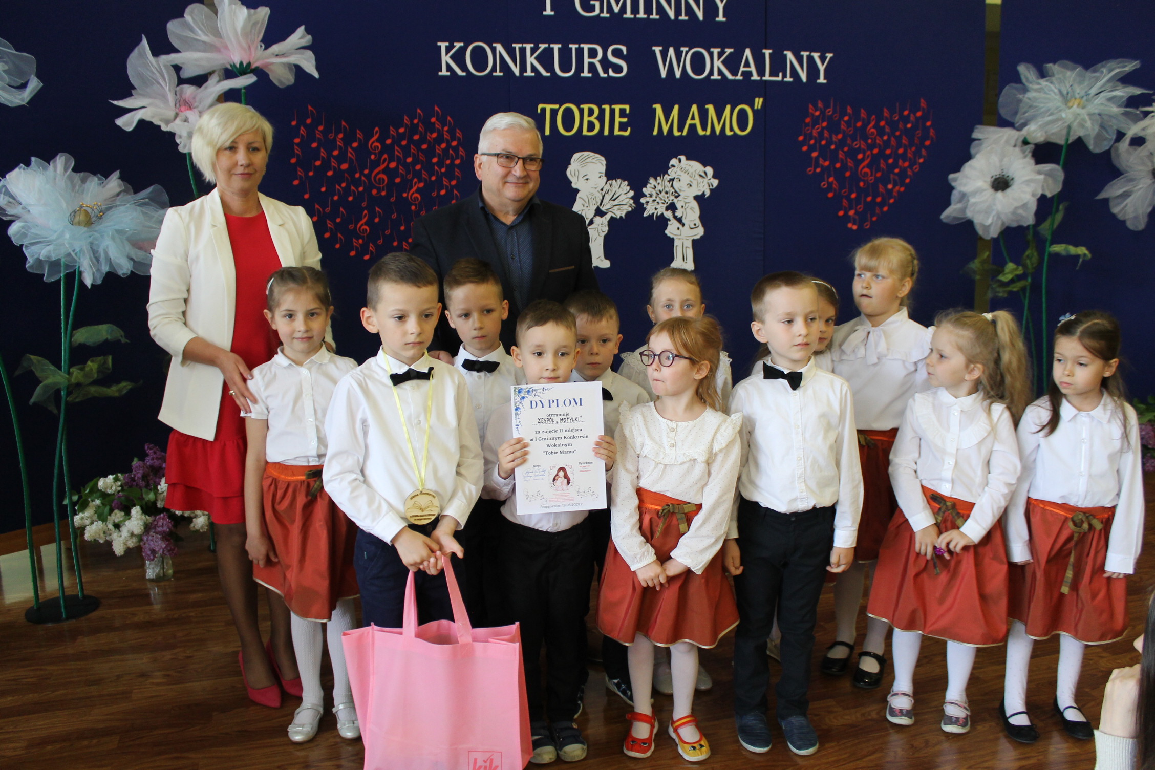 IMG 7020 Niezwykły prezent z okazji  Dnia Mamy   I Gminny Konkurs Wokalny „Tobie Mamo”