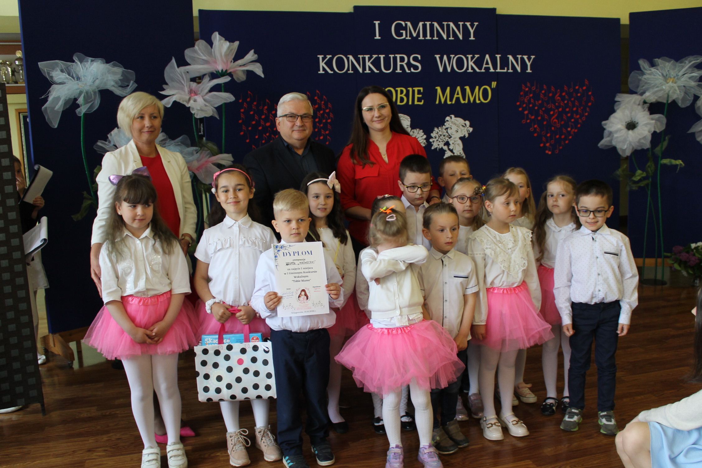 IMG 7025 Niezwykły prezent z okazji  Dnia Mamy   I Gminny Konkurs Wokalny „Tobie Mamo”