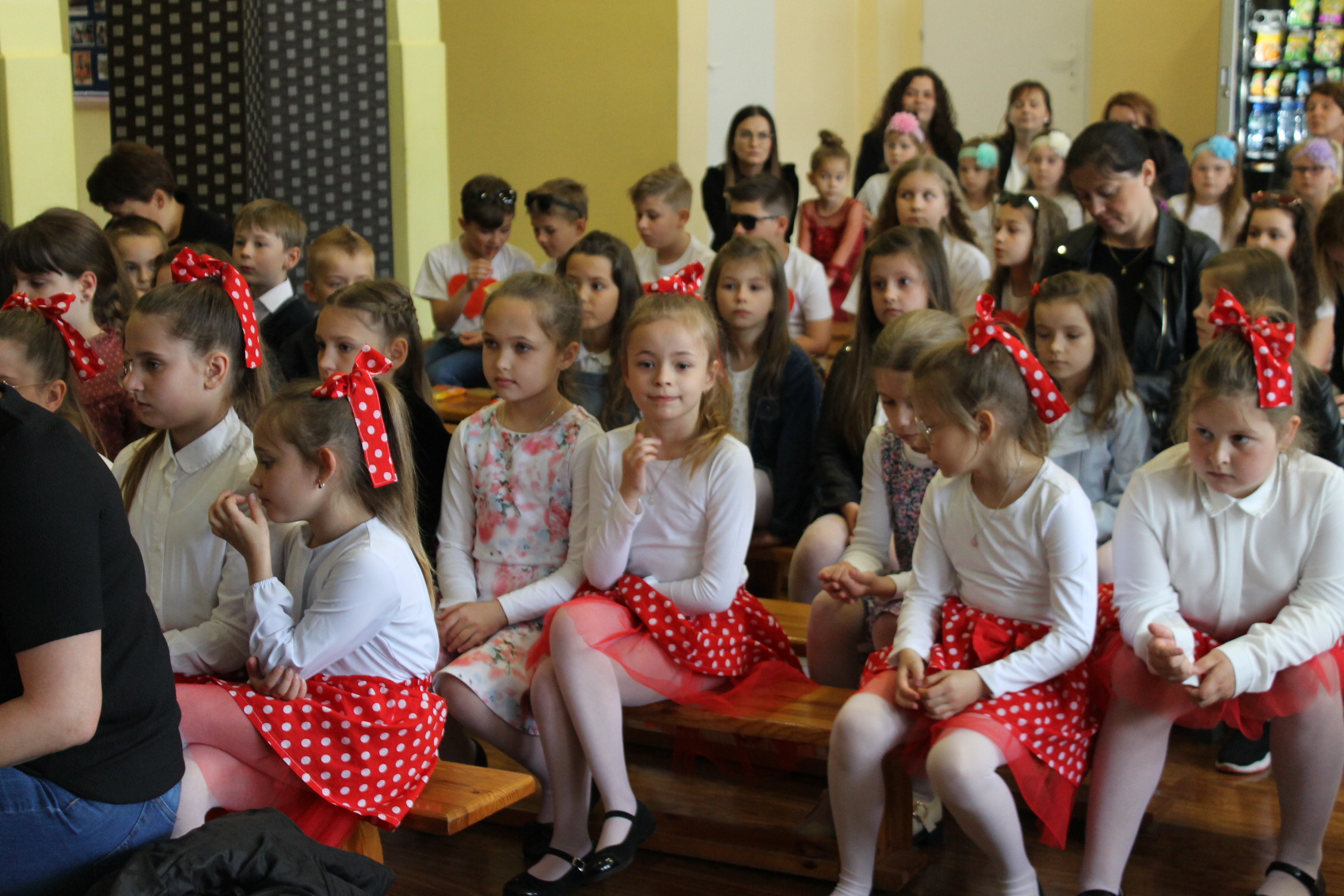 IMG 7032 Niezwykły prezent z okazji  Dnia Mamy   I Gminny Konkurs Wokalny „Tobie Mamo”