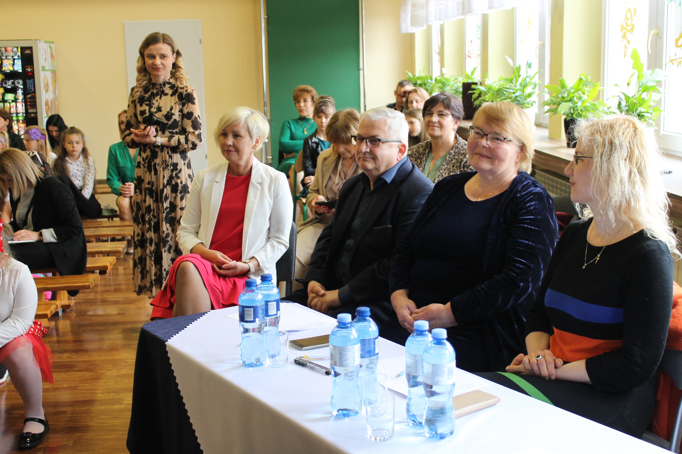 IMG 7036 Niezwykły prezent z okazji  Dnia Mamy   I Gminny Konkurs Wokalny „Tobie Mamo”