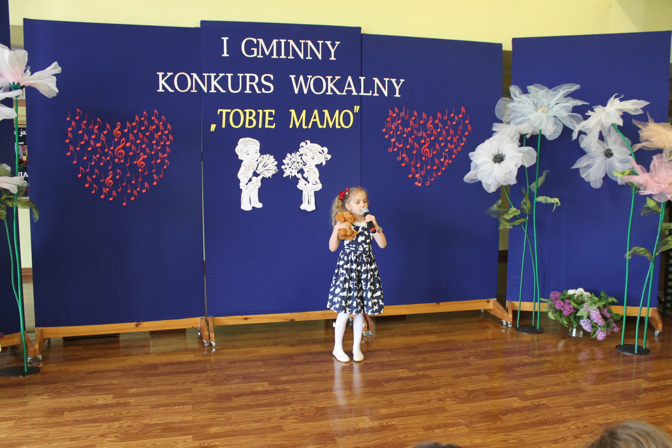 IMG 7082 Niezwykły prezent z okazji  Dnia Mamy   I Gminny Konkurs Wokalny „Tobie Mamo”