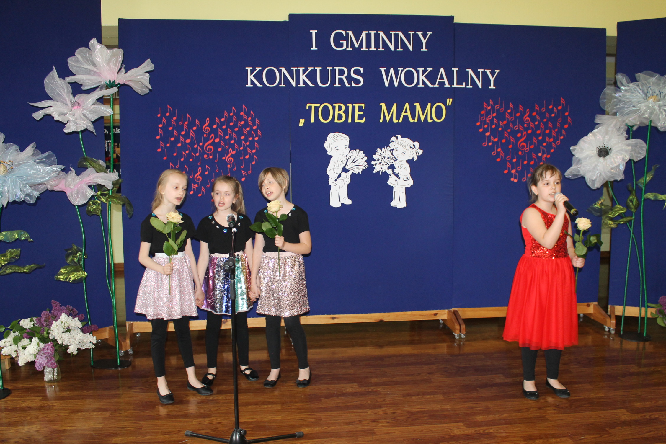 IMG 7174 Niezwykły prezent z okazji  Dnia Mamy   I Gminny Konkurs Wokalny „Tobie Mamo”