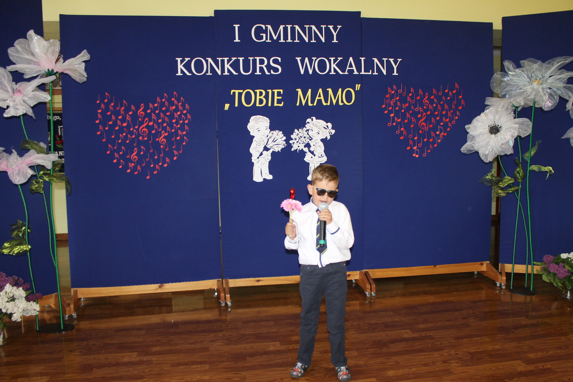 IMG 7180 Niezwykły prezent z okazji  Dnia Mamy   I Gminny Konkurs Wokalny „Tobie Mamo”