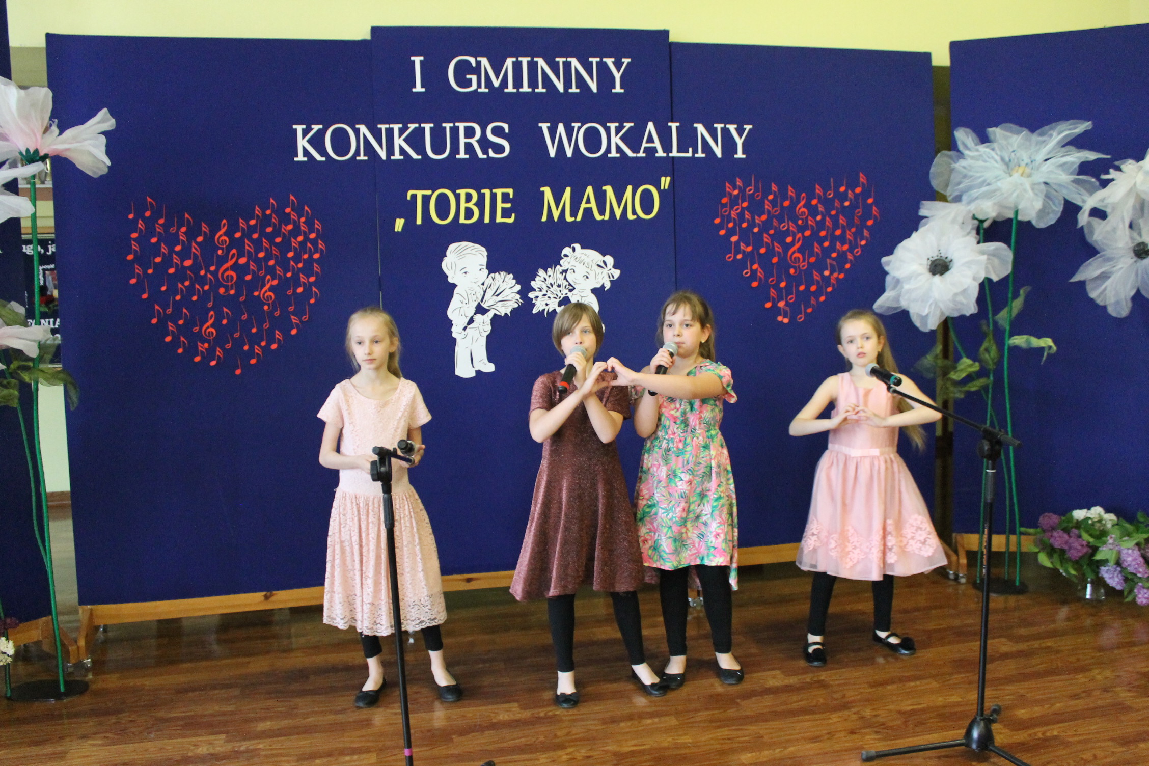 IMG 7195 Niezwykły prezent z okazji  Dnia Mamy   I Gminny Konkurs Wokalny „Tobie Mamo”