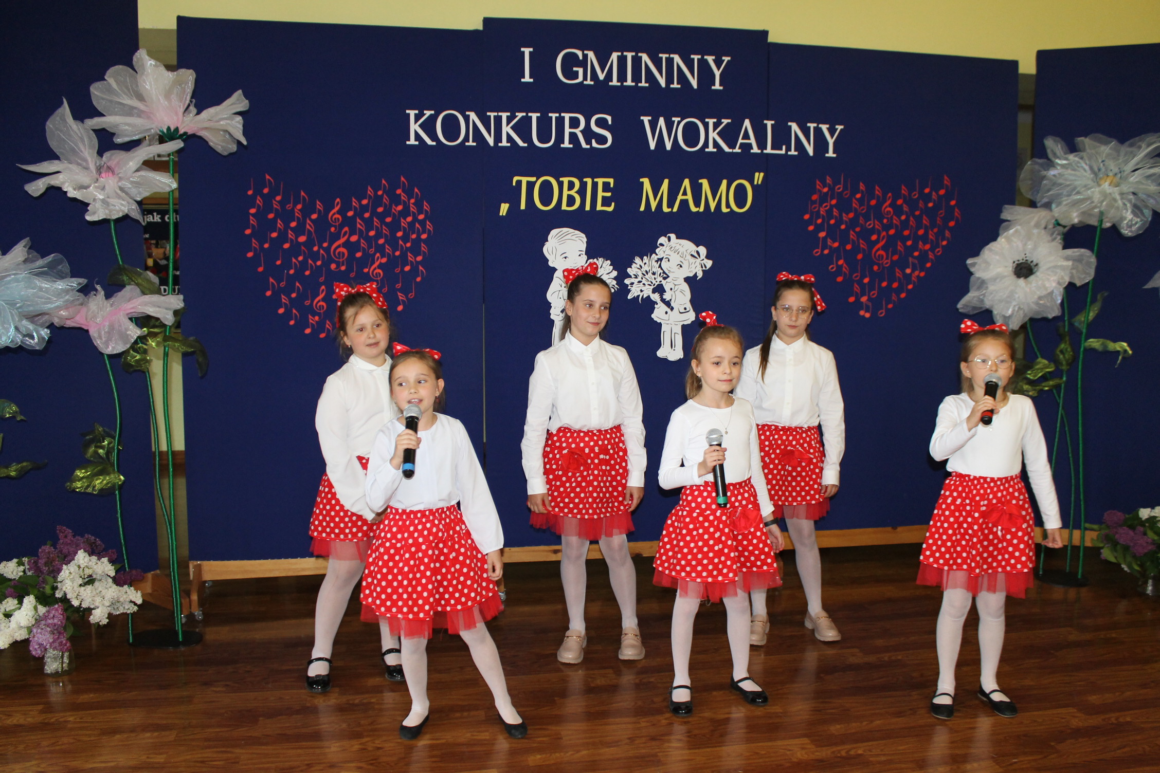 IMG 7215 Niezwykły prezent z okazji  Dnia Mamy   I Gminny Konkurs Wokalny „Tobie Mamo”