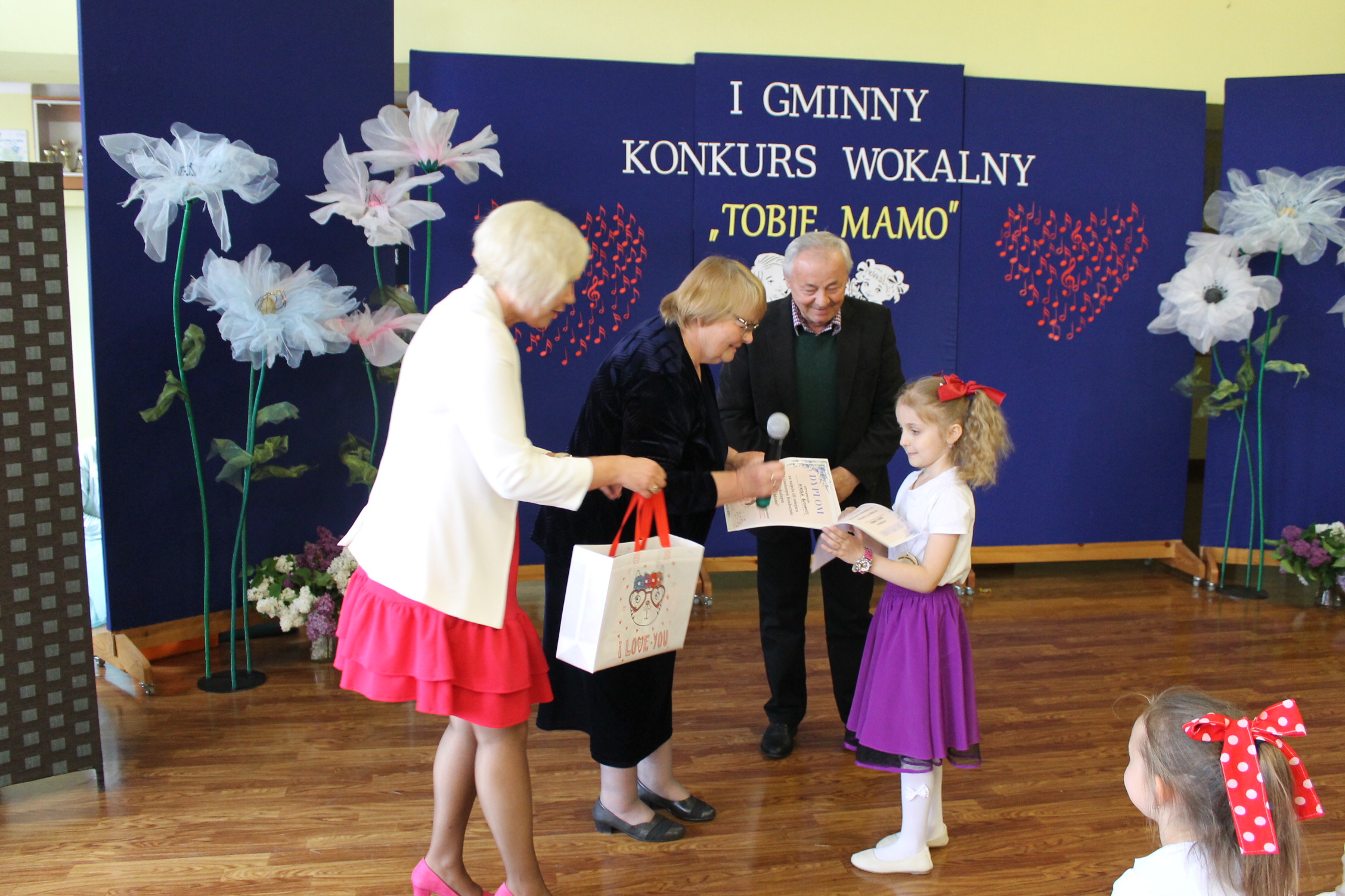 IMG 7223 Niezwykły prezent z okazji  Dnia Mamy   I Gminny Konkurs Wokalny „Tobie Mamo”