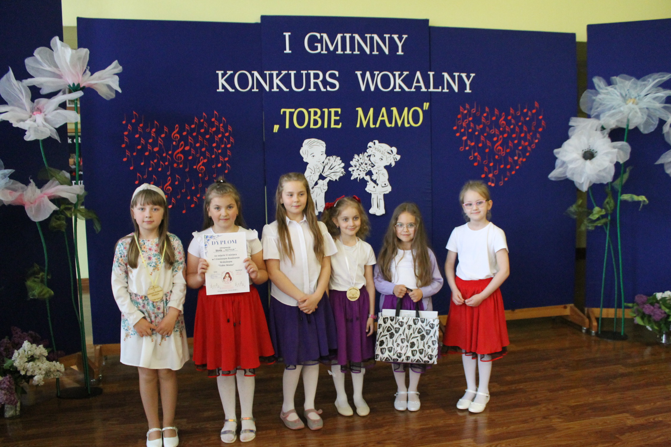 IMG 7245 Niezwykły prezent z okazji  Dnia Mamy   I Gminny Konkurs Wokalny „Tobie Mamo”