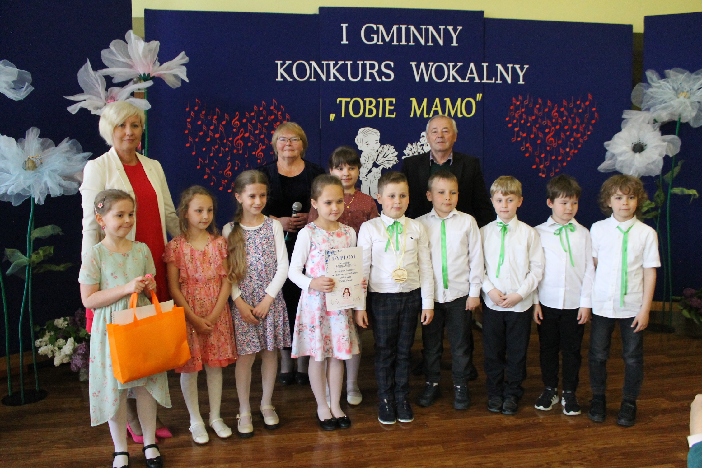 IMG 7248 Niezwykły prezent z okazji  Dnia Mamy   I Gminny Konkurs Wokalny „Tobie Mamo”