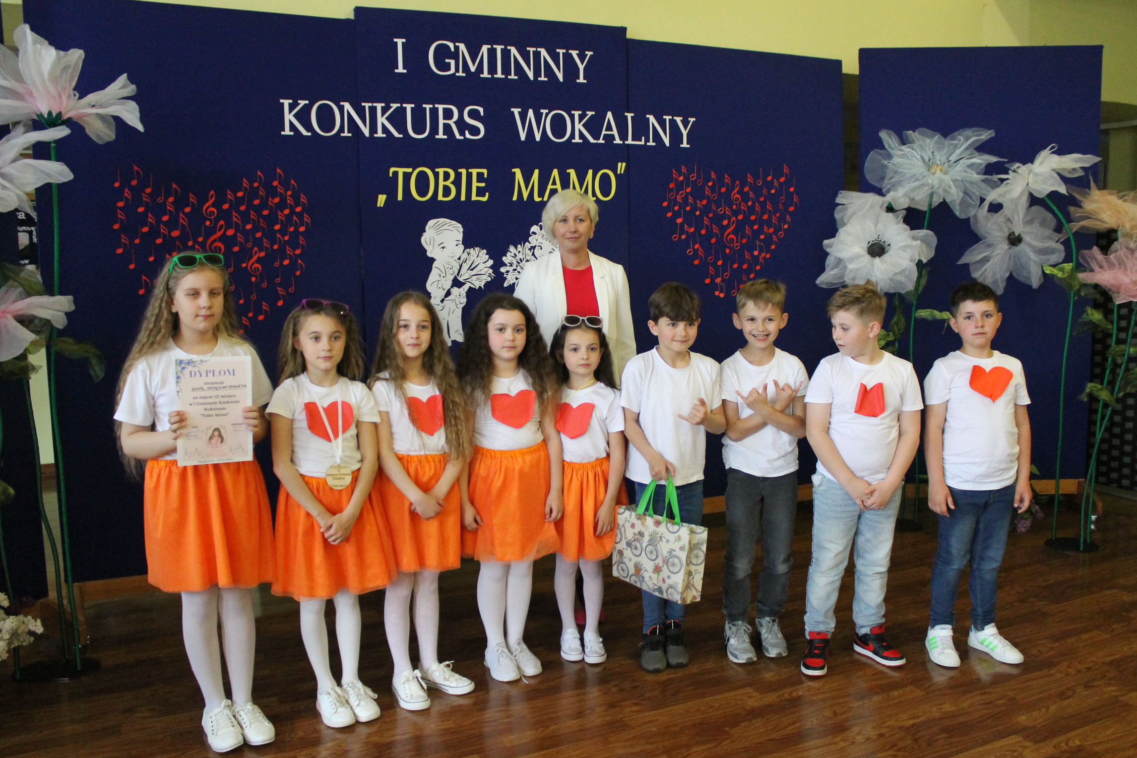 IMG 7256 Niezwykły prezent z okazji  Dnia Mamy   I Gminny Konkurs Wokalny „Tobie Mamo”