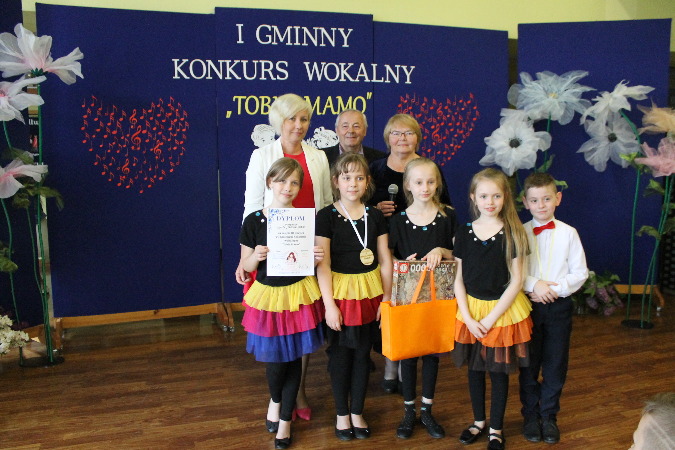 IMG 7270 Niezwykły prezent z okazji  Dnia Mamy   I Gminny Konkurs Wokalny „Tobie Mamo”