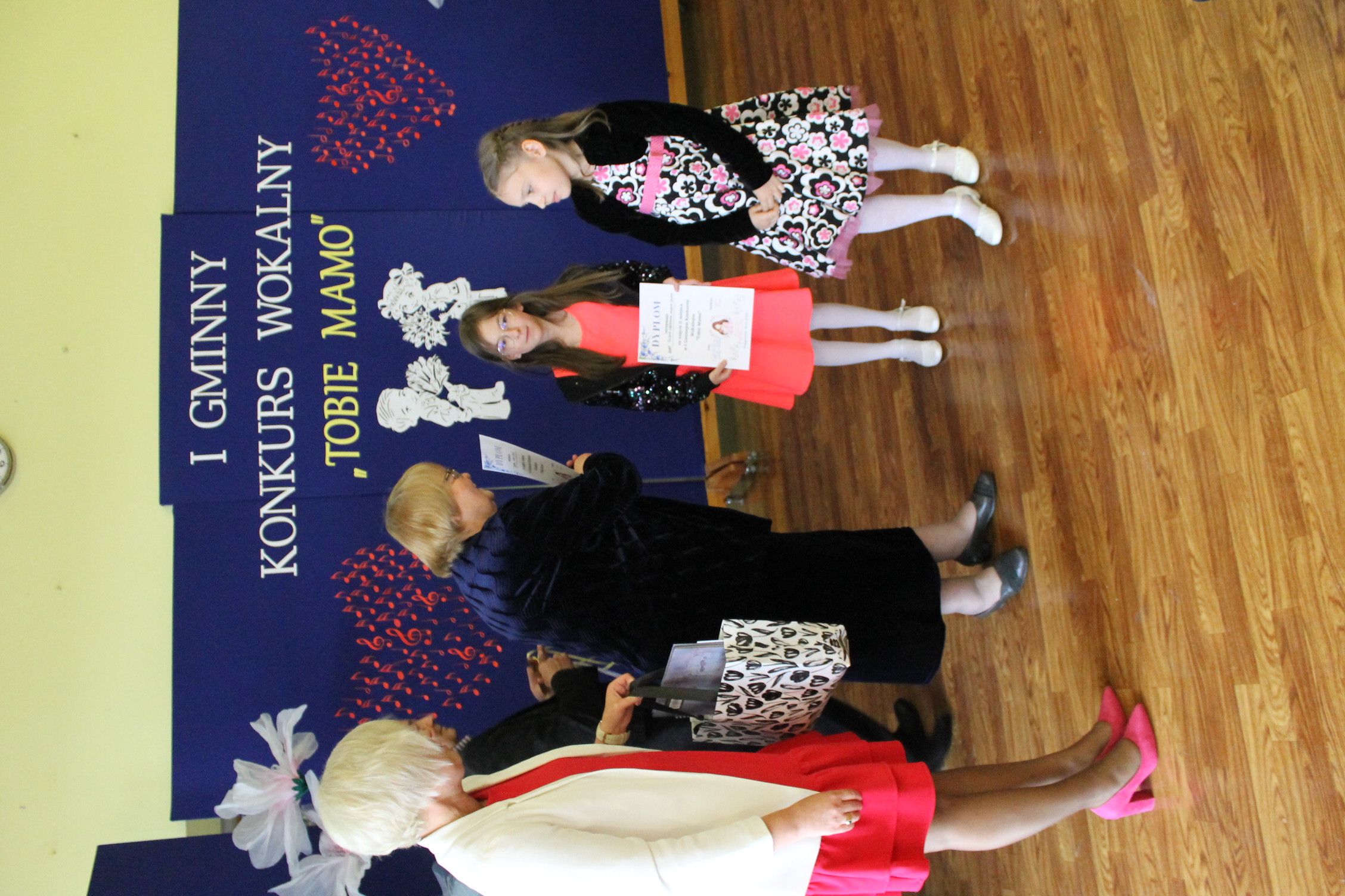 IMG 7272 Niezwykły prezent z okazji  Dnia Mamy   I Gminny Konkurs Wokalny „Tobie Mamo”