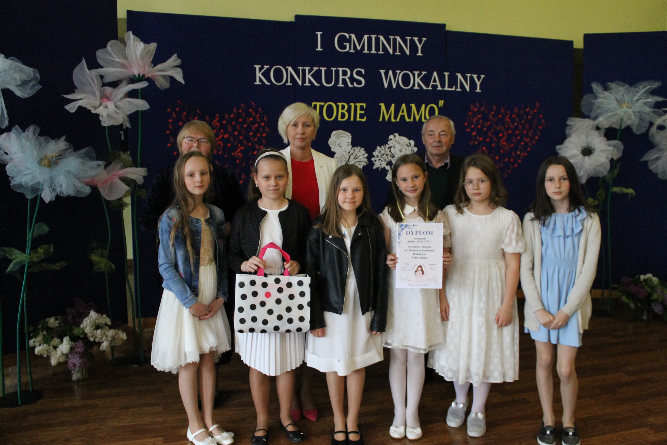 IMG 7276 Niezwykły prezent z okazji  Dnia Mamy   I Gminny Konkurs Wokalny „Tobie Mamo”