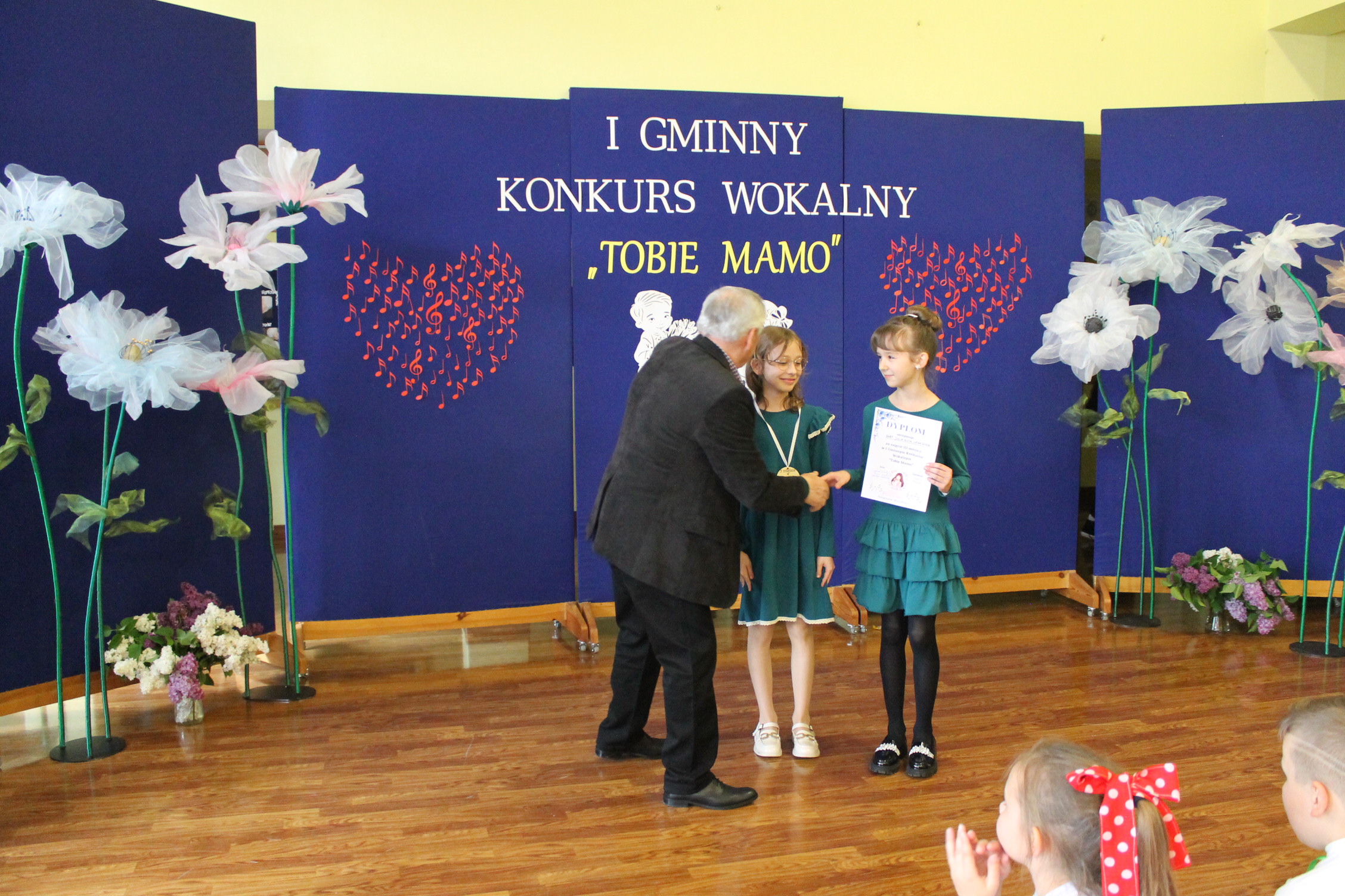 IMG 7277 Niezwykły prezent z okazji  Dnia Mamy   I Gminny Konkurs Wokalny „Tobie Mamo”