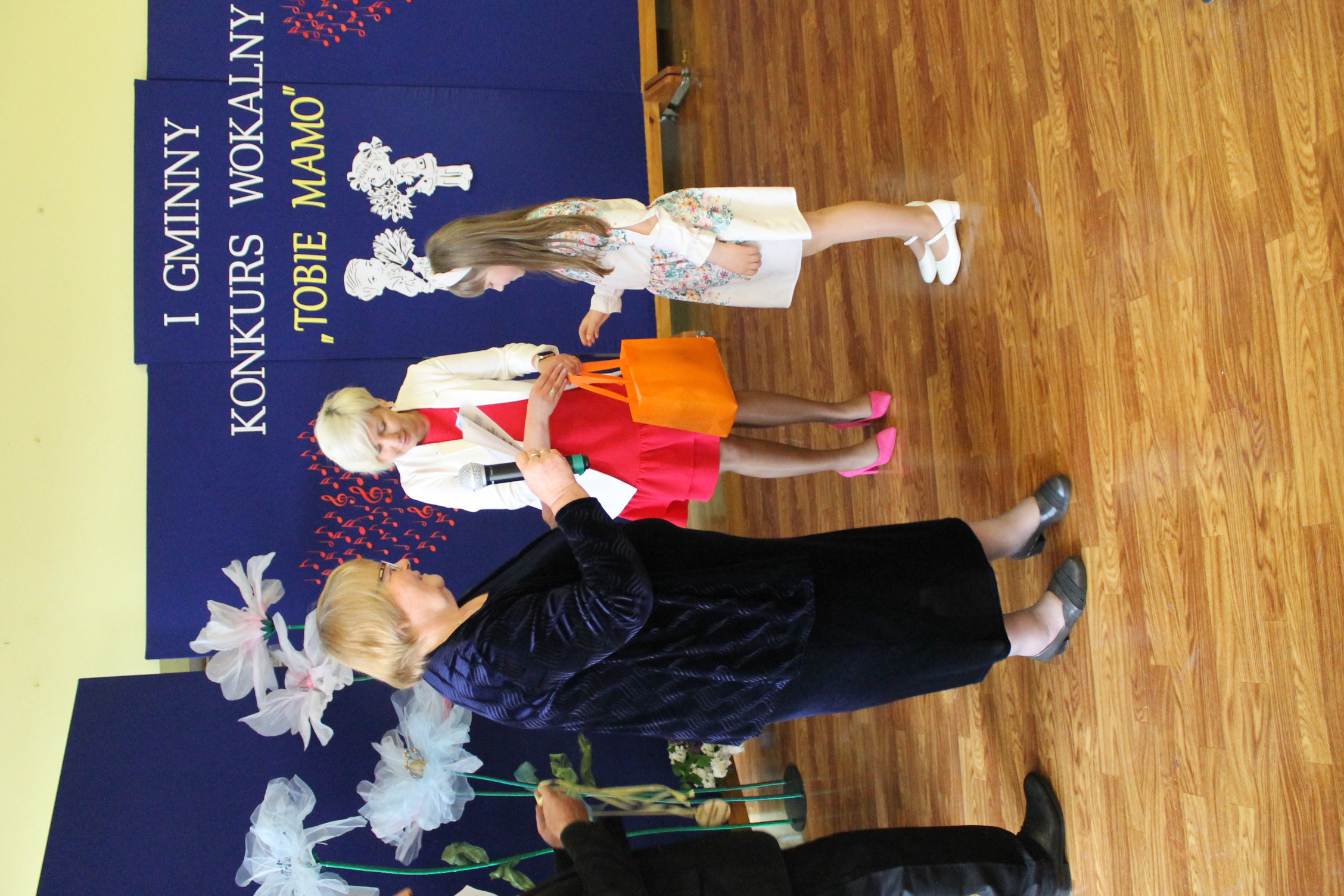 IMG 7278 Niezwykły prezent z okazji  Dnia Mamy   I Gminny Konkurs Wokalny „Tobie Mamo”