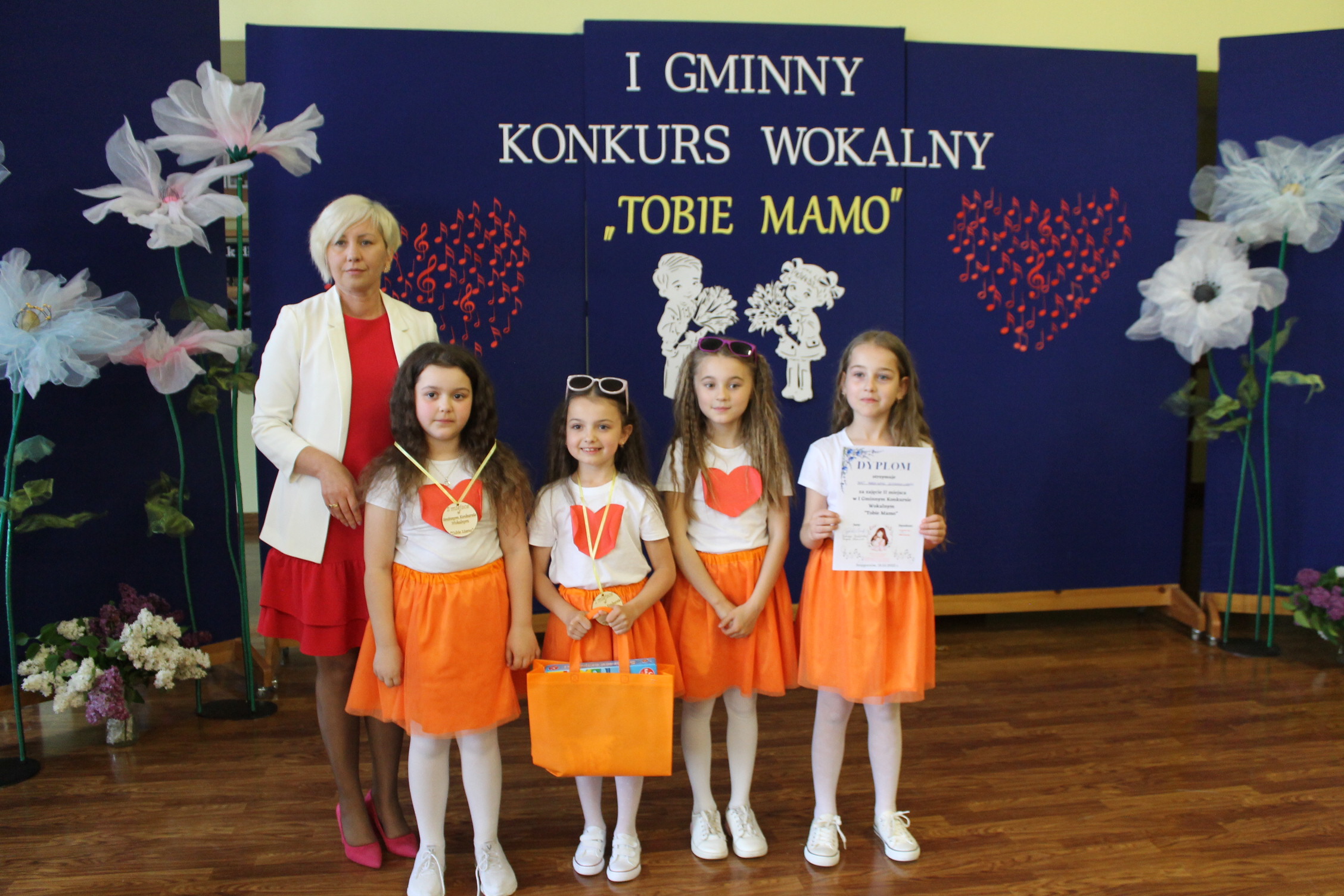 IMG 7294 Niezwykły prezent z okazji  Dnia Mamy   I Gminny Konkurs Wokalny „Tobie Mamo”